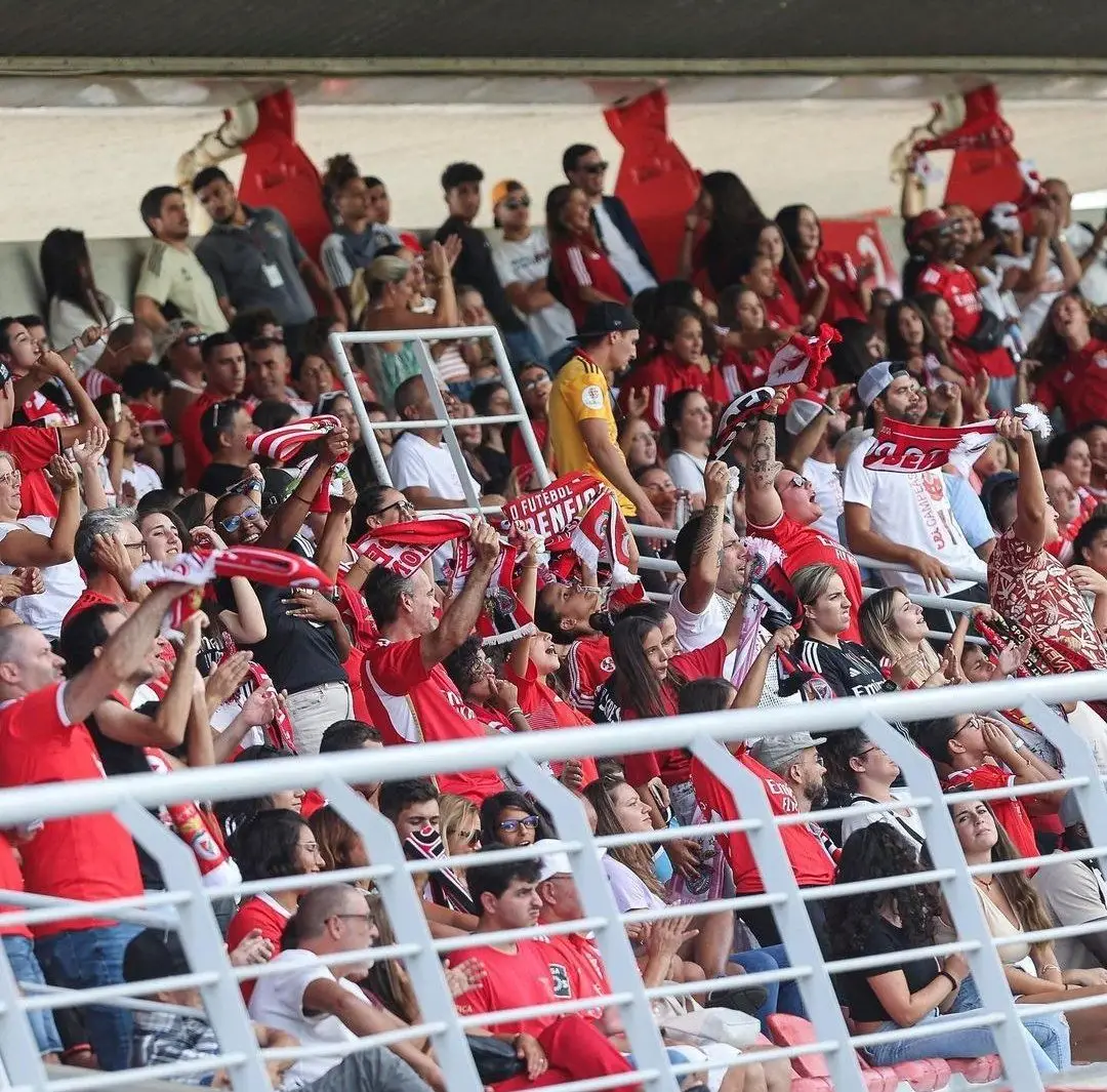 O público nas bancadas do Seixal para ver o Benfica-SC Braga