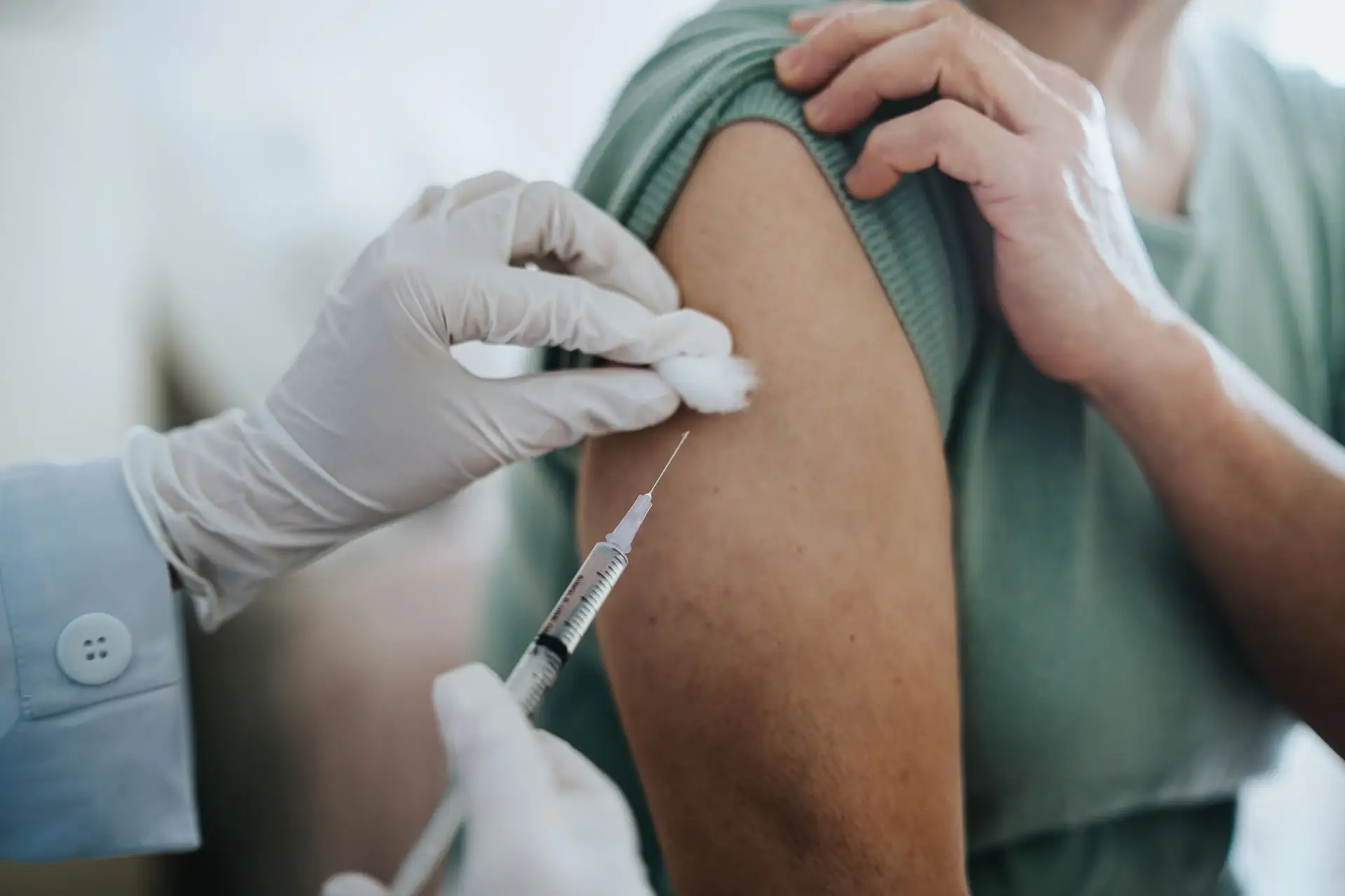 Vacinação contra gripe e covid-19 arranca esta sexta-feira