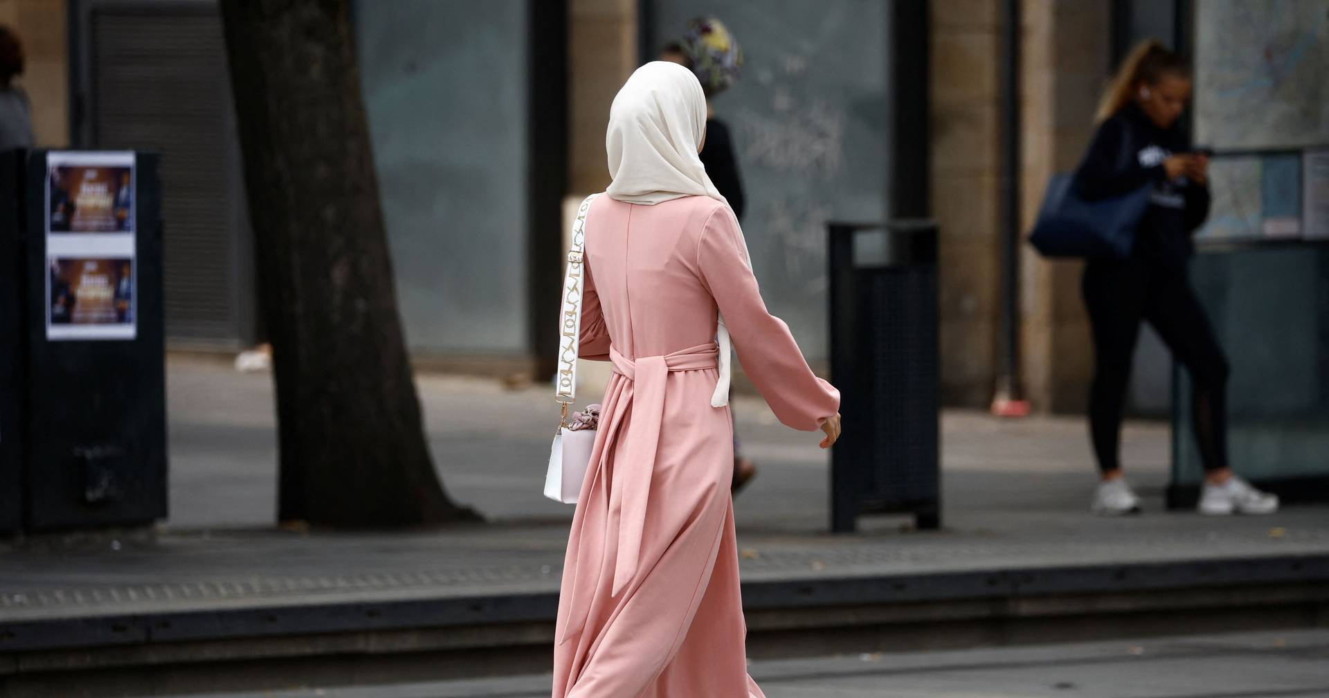 En France, plus de 60 étudiants ont dû rentrer chez eux parce qu’ils portaient une abaya