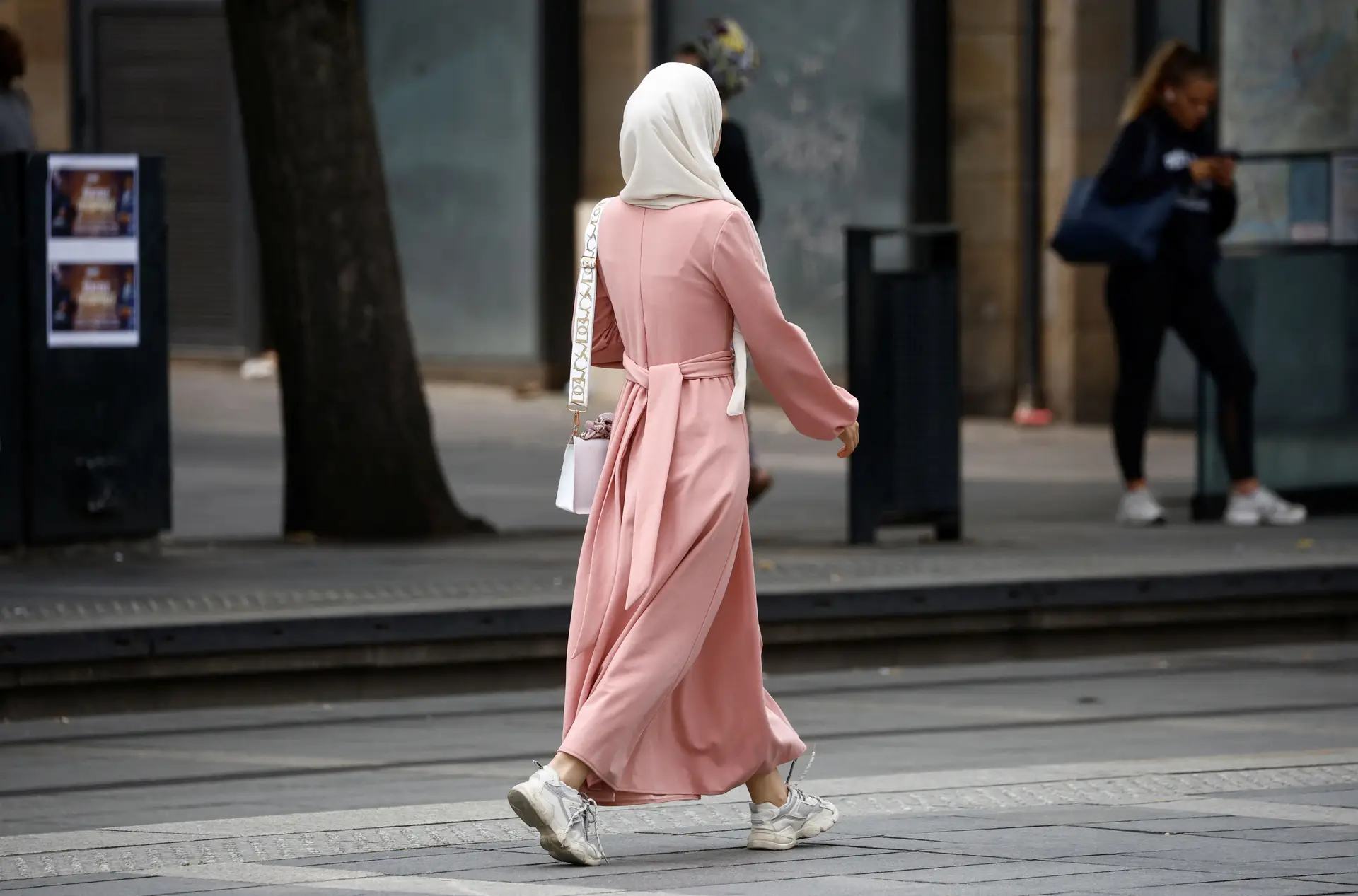 Uma mulher muçulmana passeia na cidade francesa de Nantes
