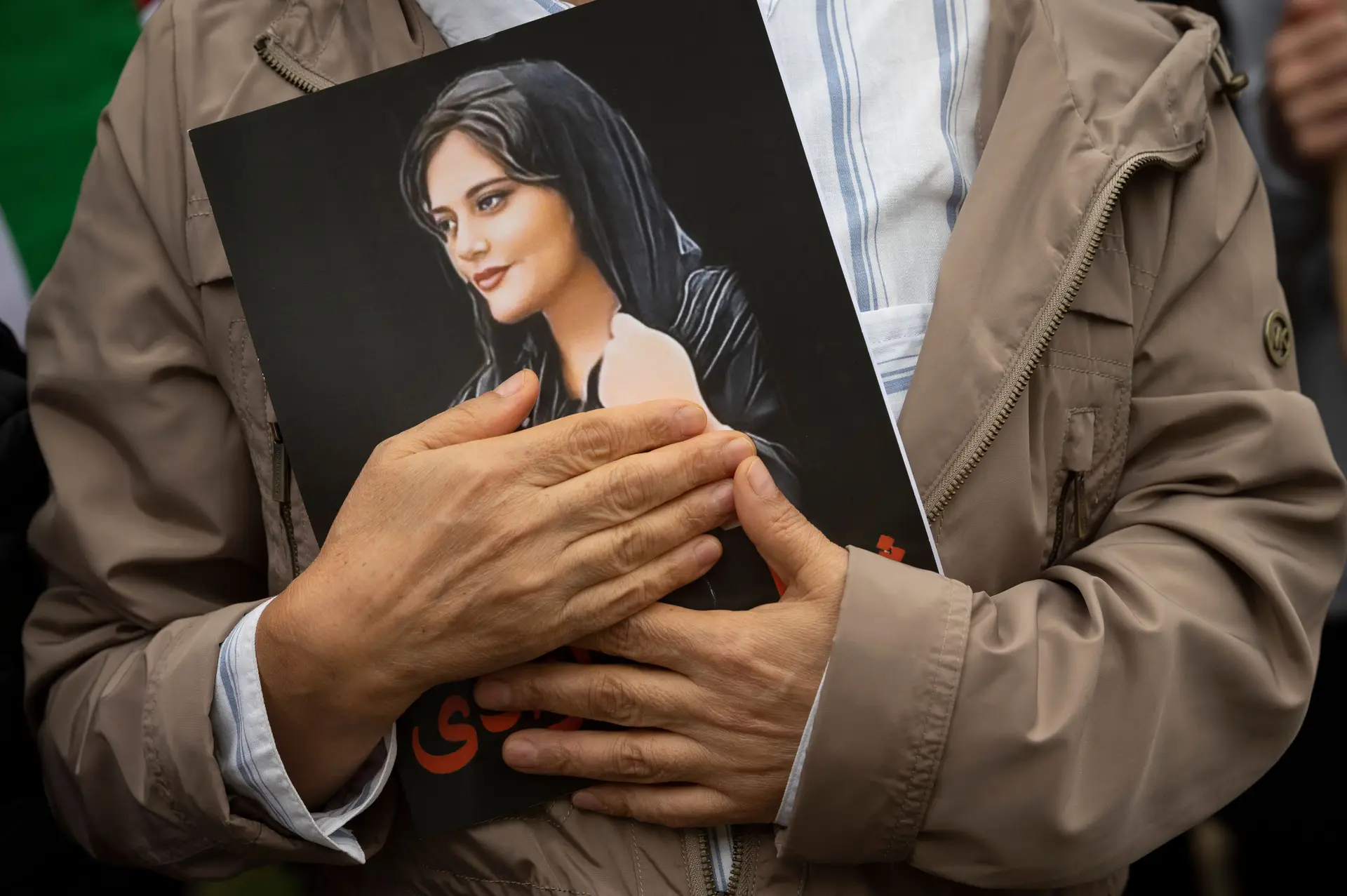 Pai de Mahsa Amini detido pelas forças de segurança iranianas