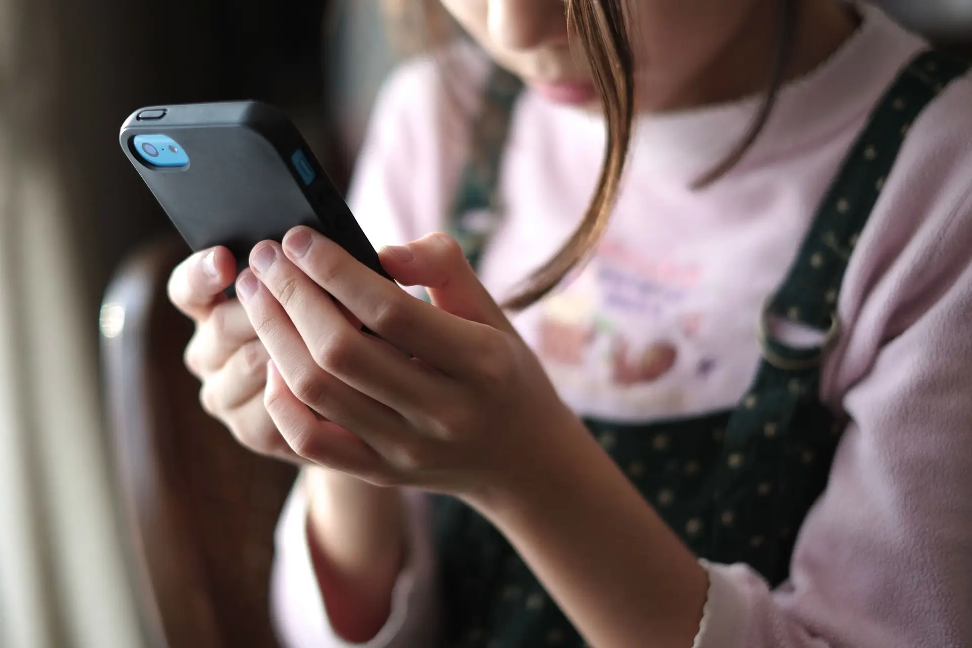 França vai testar proibição de telemóveis em escolas para menores de 15 anos