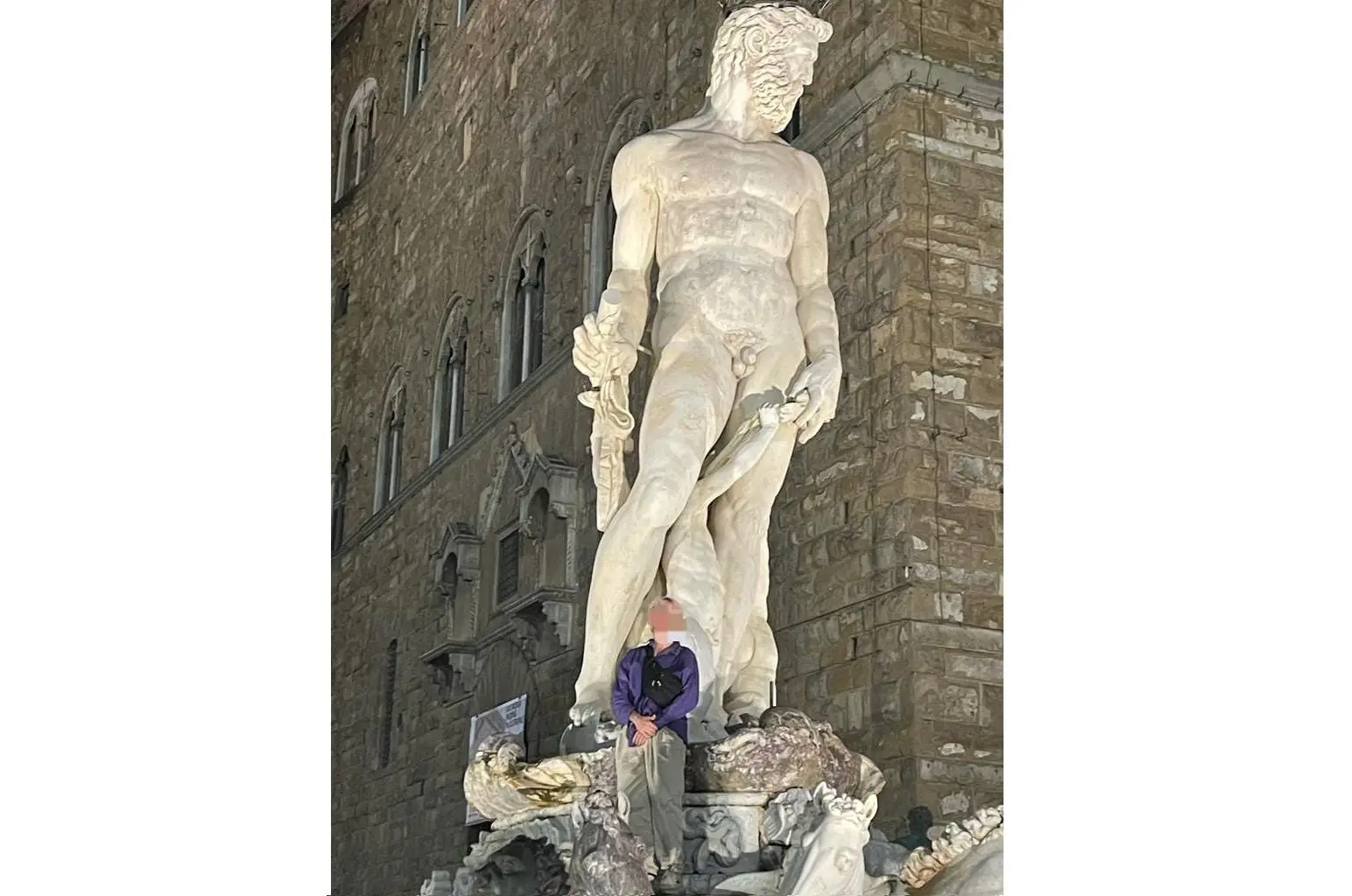 Turista sobe fonte icónica de Florença para tirar foto e danifica estátua