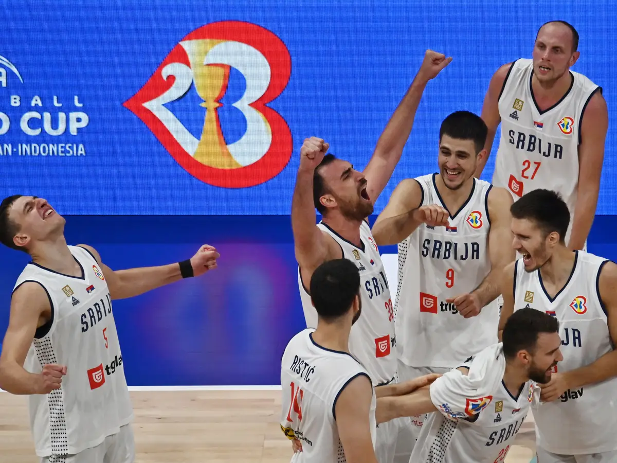 Itália festeja vaga olímpica no basquete após bater a Sérvia