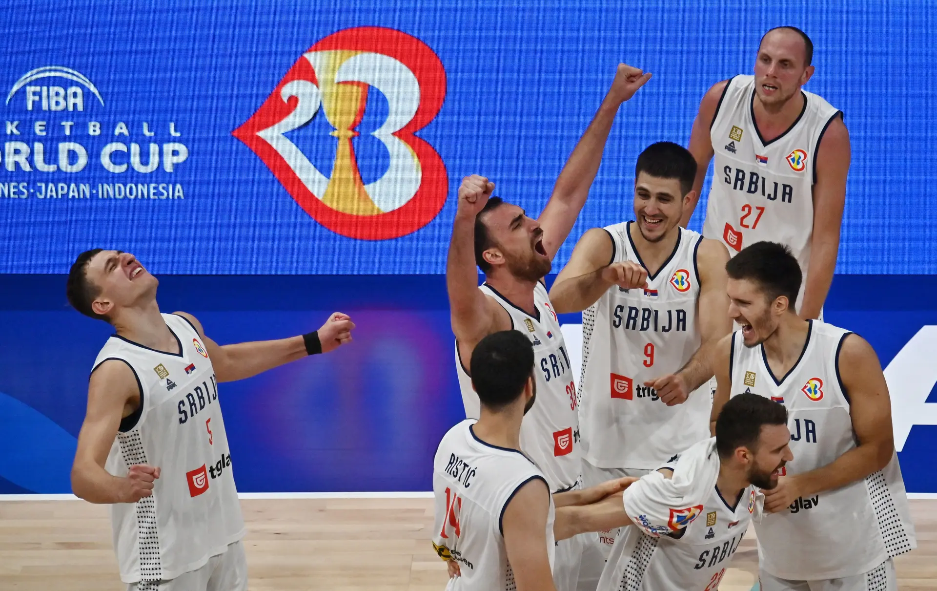 Elementos da equipa de basquetebol da Sérvia no campeonato do mundo em Manila, Filipinas