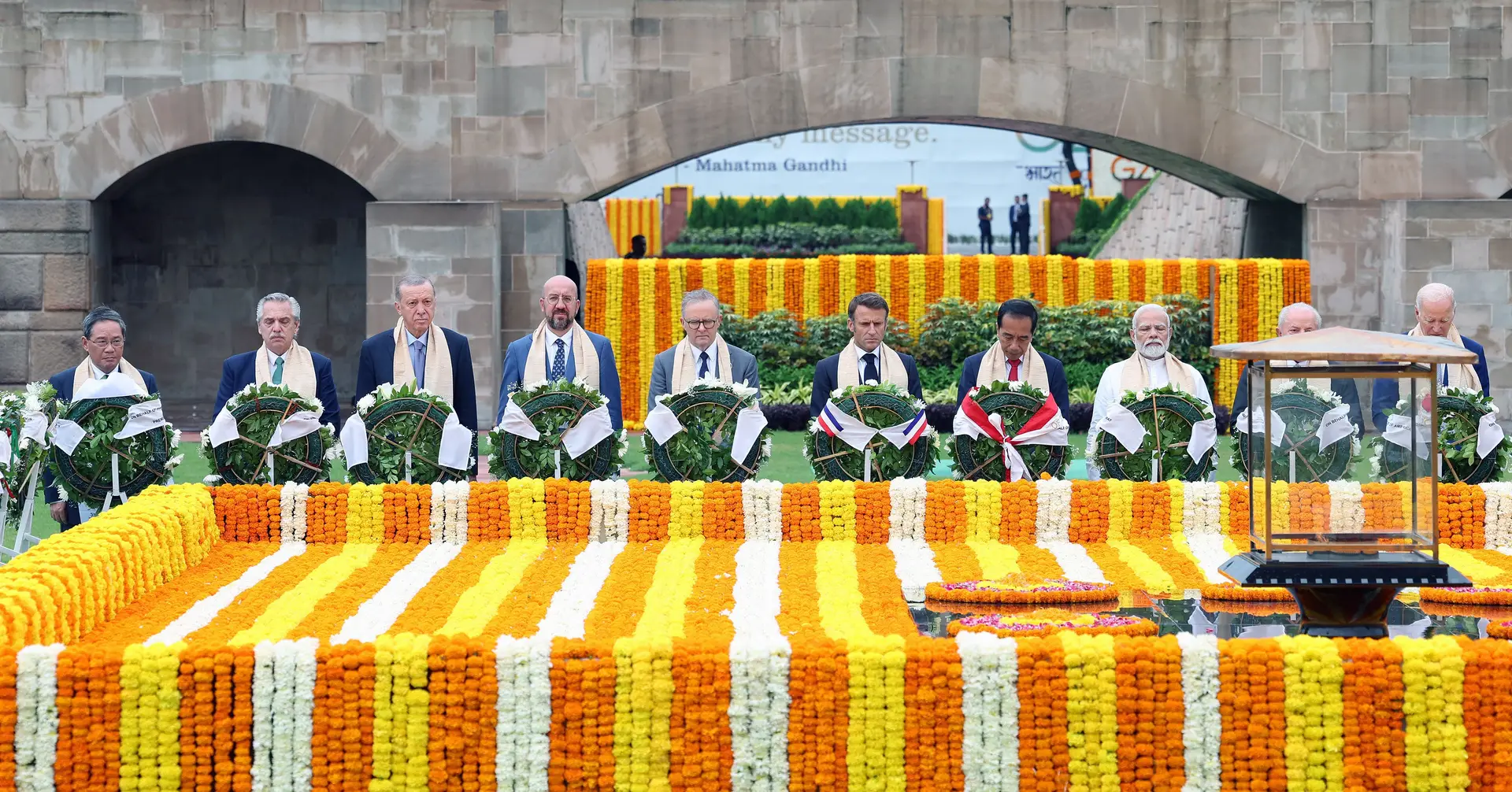 Líderes do G20 descalçam-se para homenagear Mahatma Gandhi