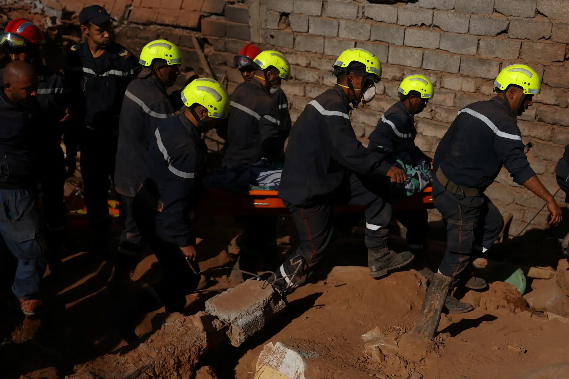 Equipas de salvamento após sismo em Marrocos
