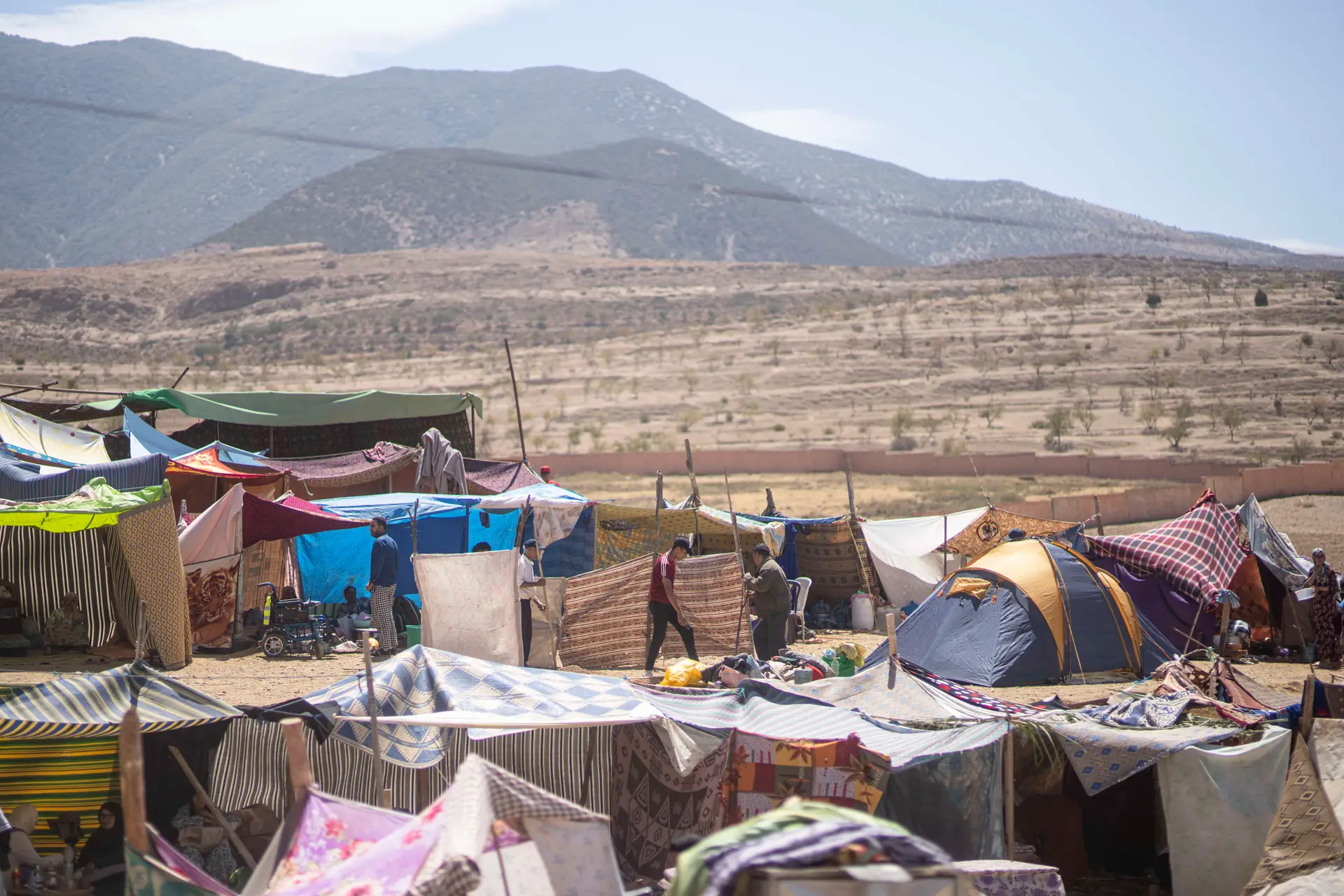 Sismo em Marrocos: bebé vive em tenda desde as primeiras horas de vida