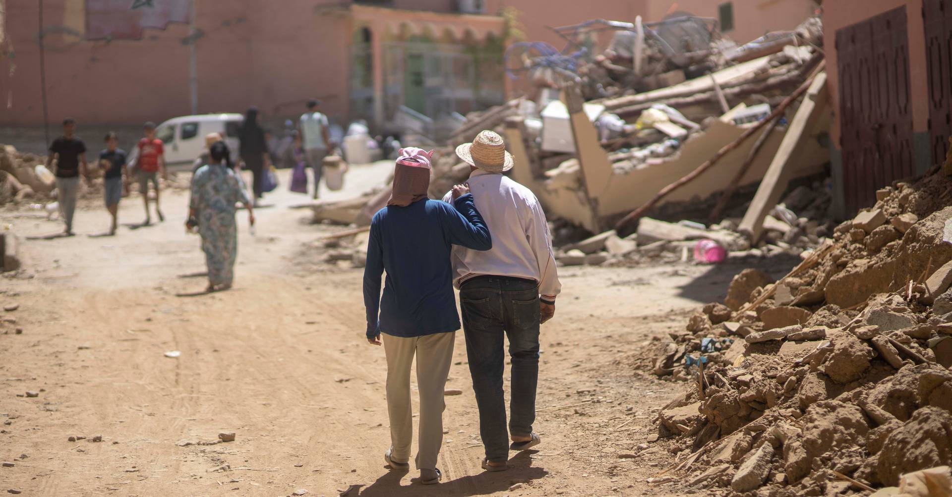 Terremoto en Marruecos: una boda sacó a la población a las calles, salvándola de desprendimientos de tierra