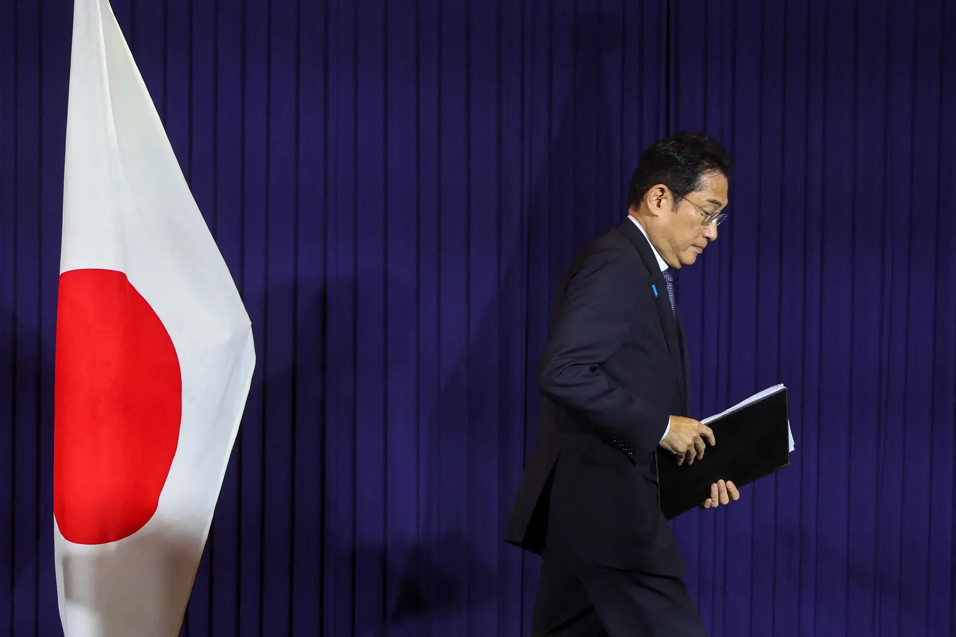Primeiro-ministro do Japão substitui 11 ministros para aumentar popularidade do Governo