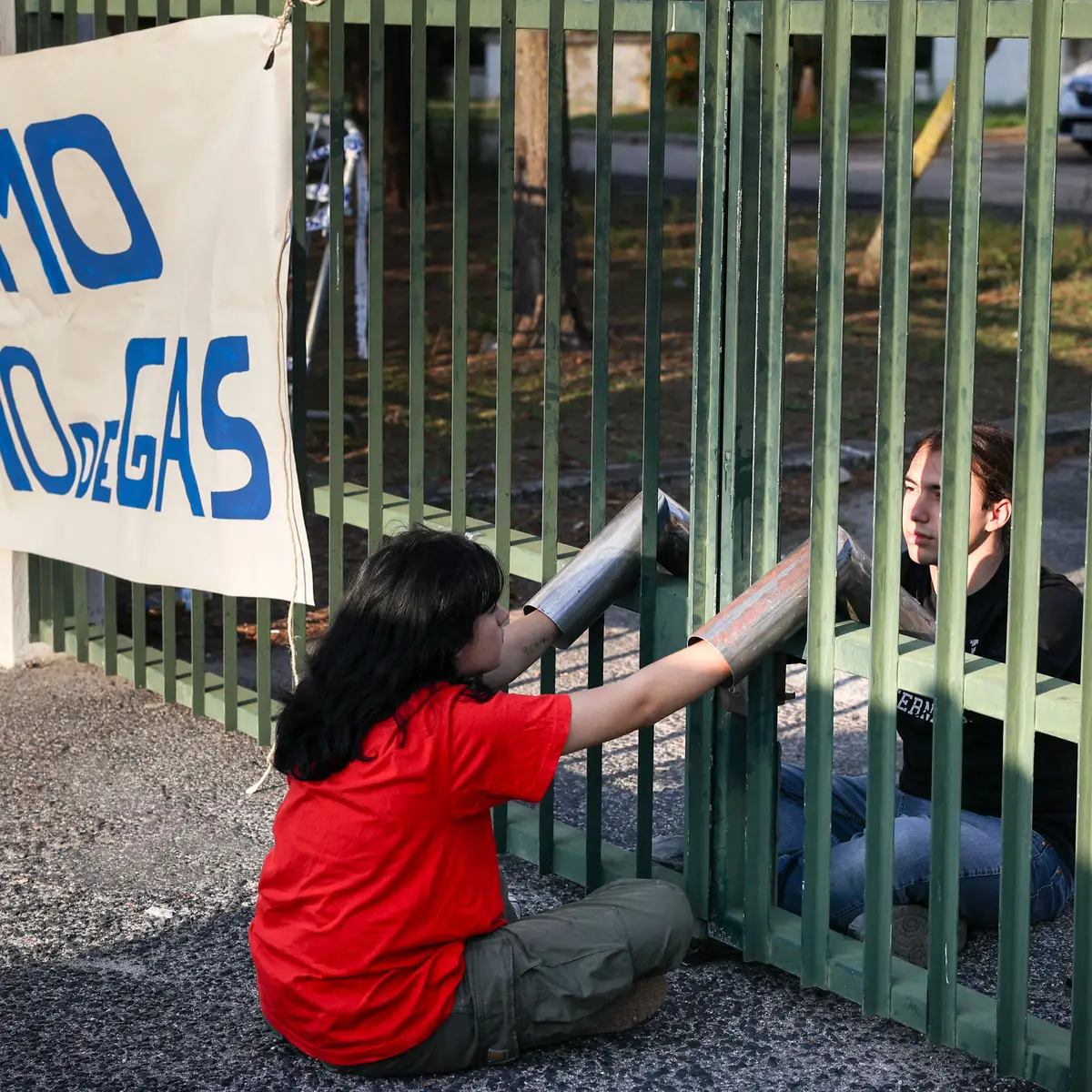 Alvo de protestos, presidente do México posta foto antiga que diz