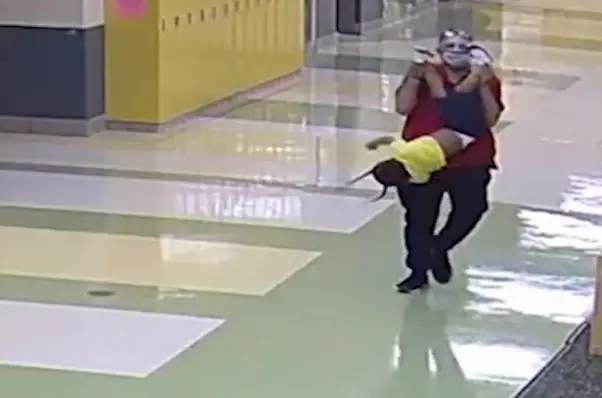 Reveladas imagens de criança autista a ser agredida por funcionário de escola, pais em choque