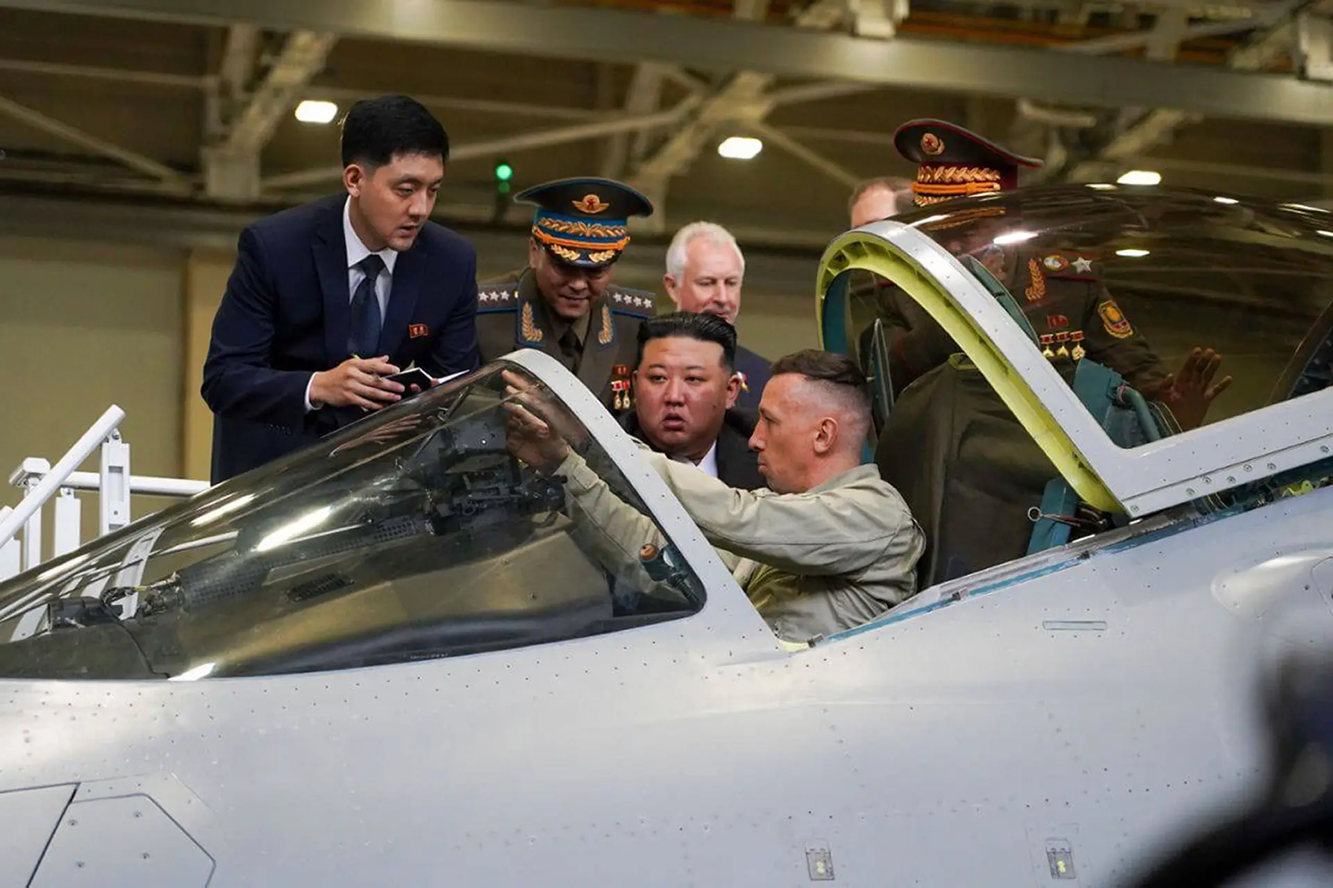 Kim Jong-un visita fábrica de aviões russa