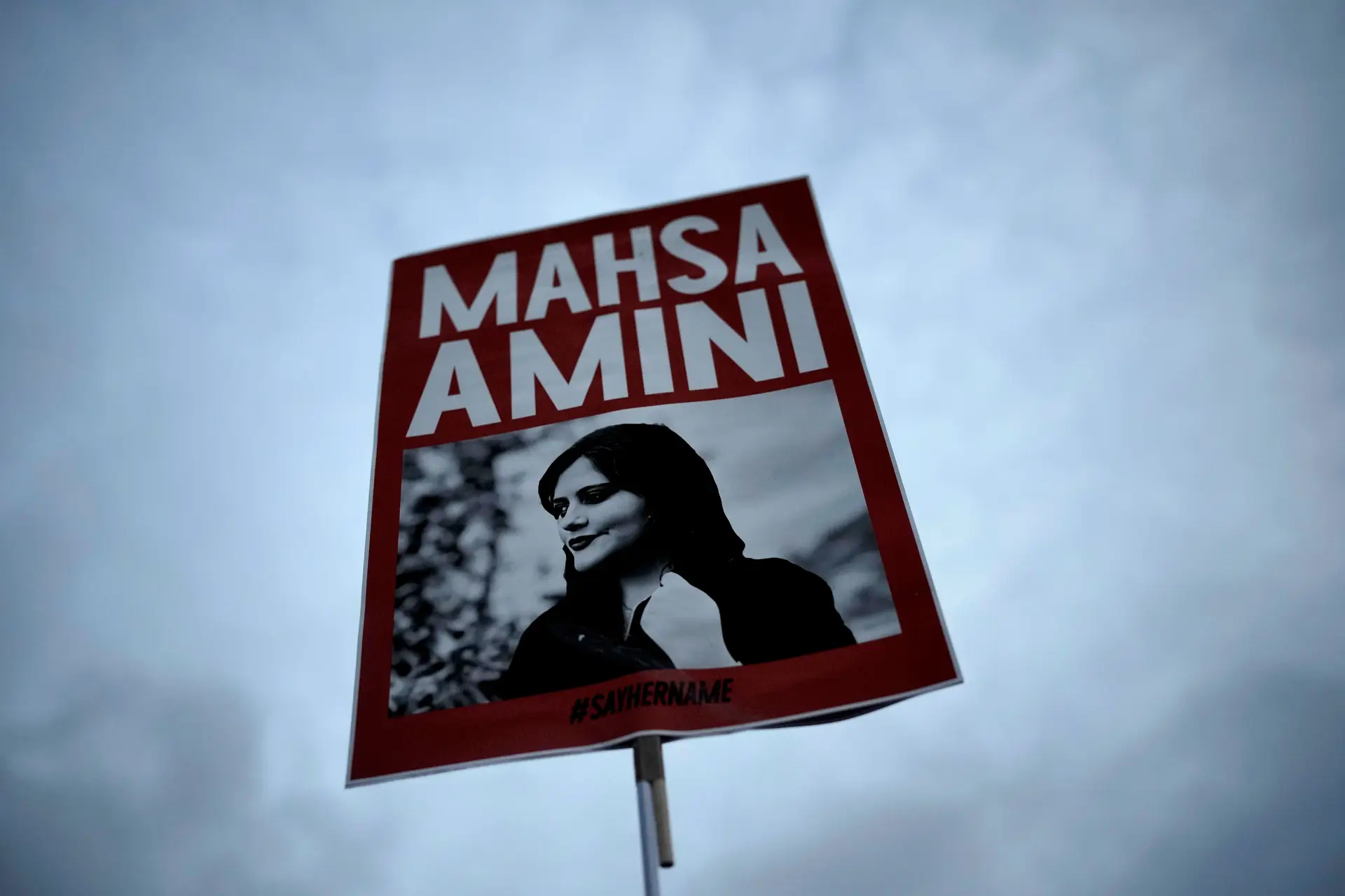 Irão impede família de Mahsa Amini de viajar para receber Prémio Sakharov