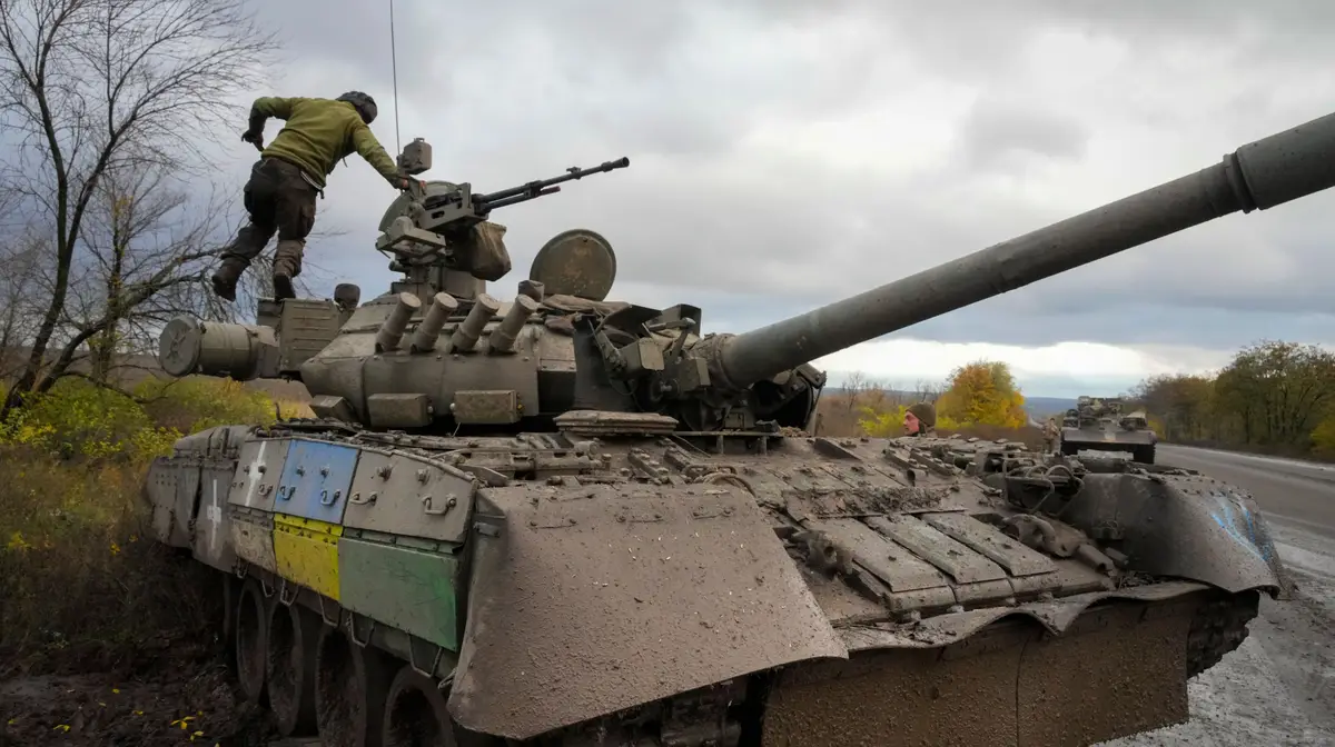 Militar ucraniano num tanque russo numa rua em Bakhmut, outubro de 2022