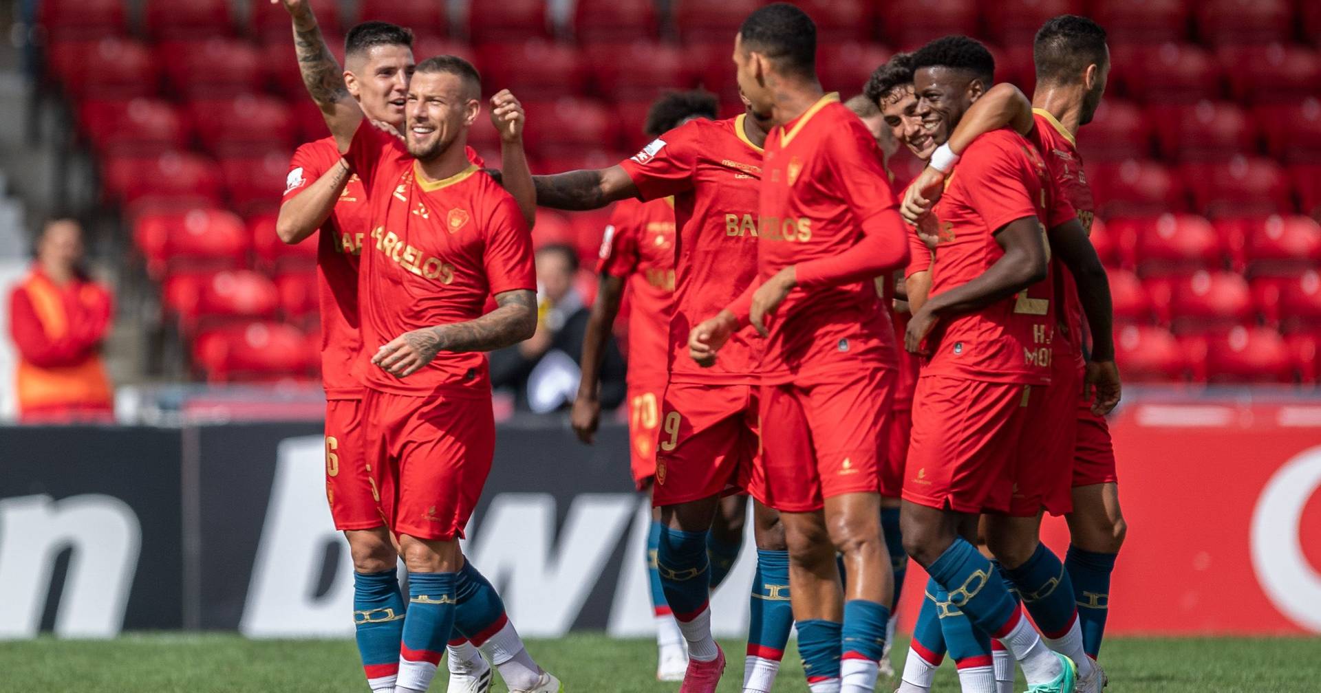 Gil Vicente vence Estoril Praia em jogo com oito golos - SIC Notícias