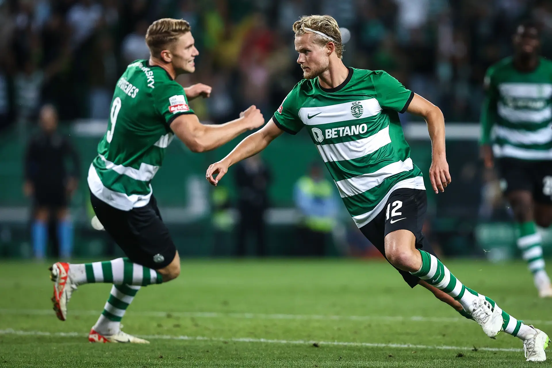 Sporting vence Moreirense e junta-se ao FC Porto no topo - SIC Notícias 