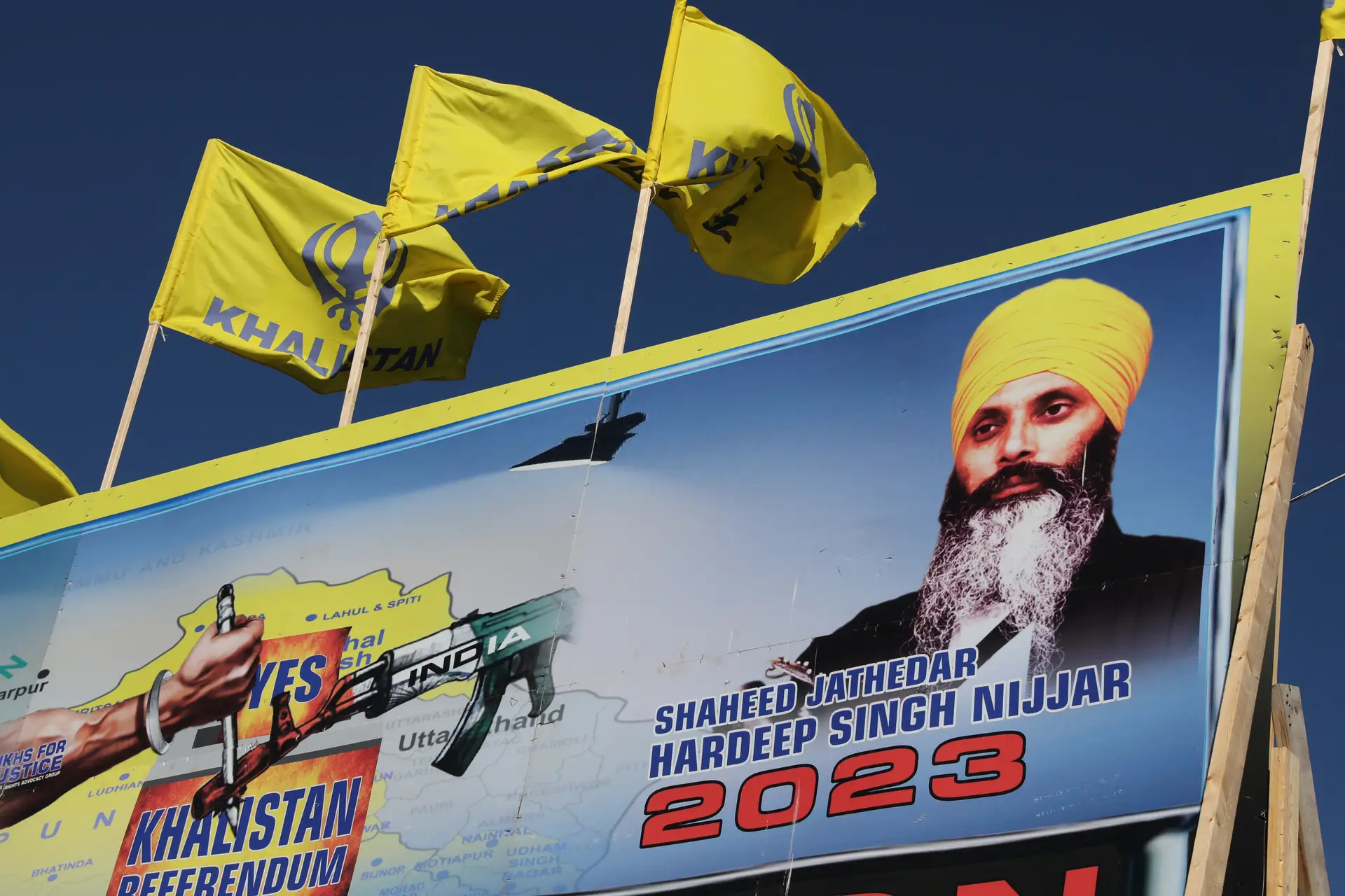 Um mural com a imagem do falecido líder sikh Hardeep Singh Nijjar, que foi assassinado no terreno do templo Guru Nanak Sikh Gurdwara em junho de 2023, no Canadá.