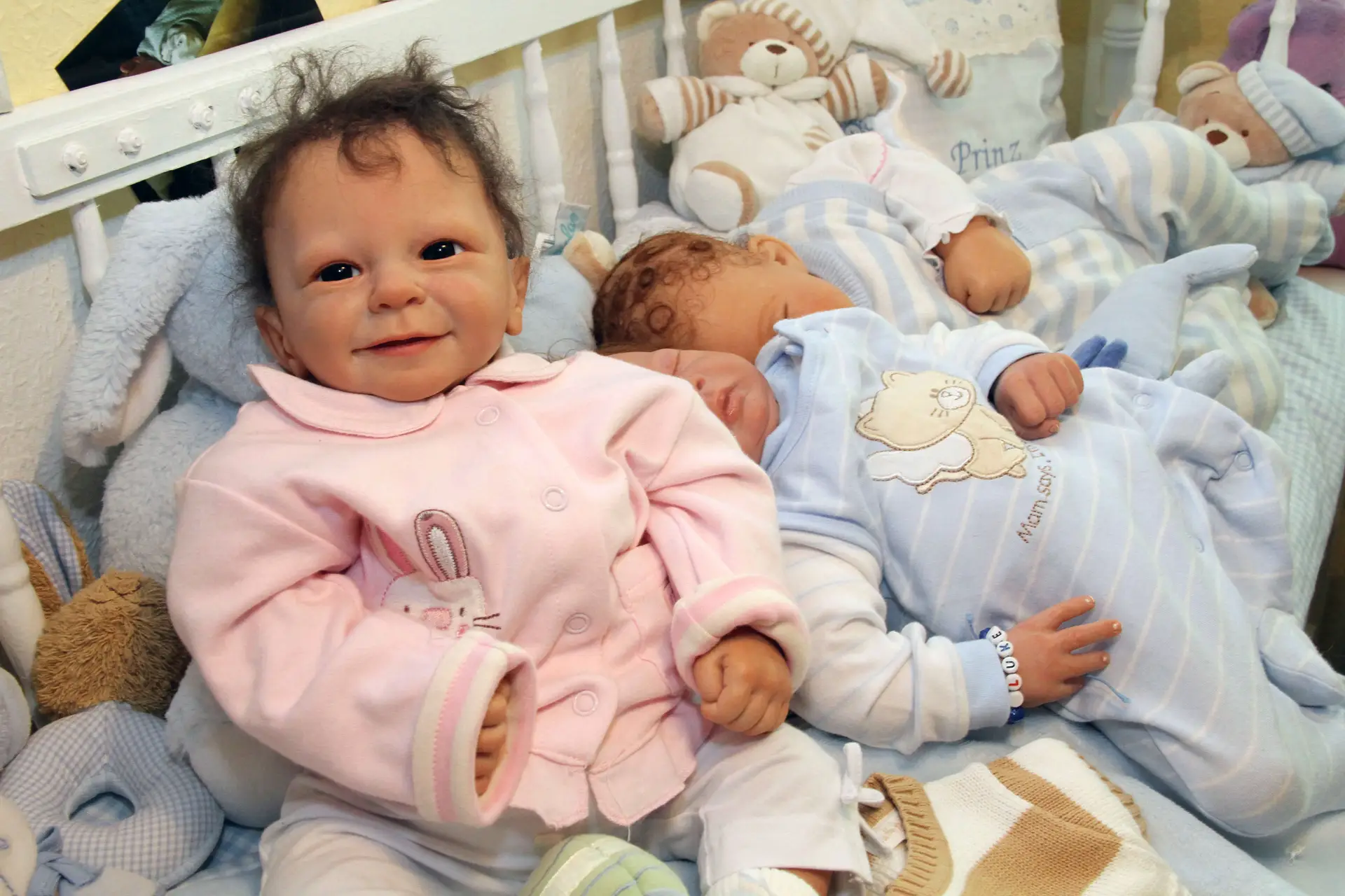 Jovem de 15 anos cria bonecas que parecem bebês reais 