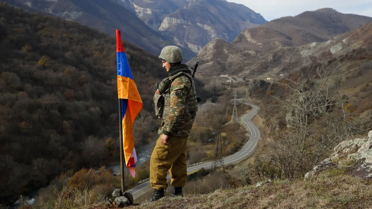 Soldado de etnia arménia no topo da colina perto de Charektar, na região separatista de Nagorno-Karabakh