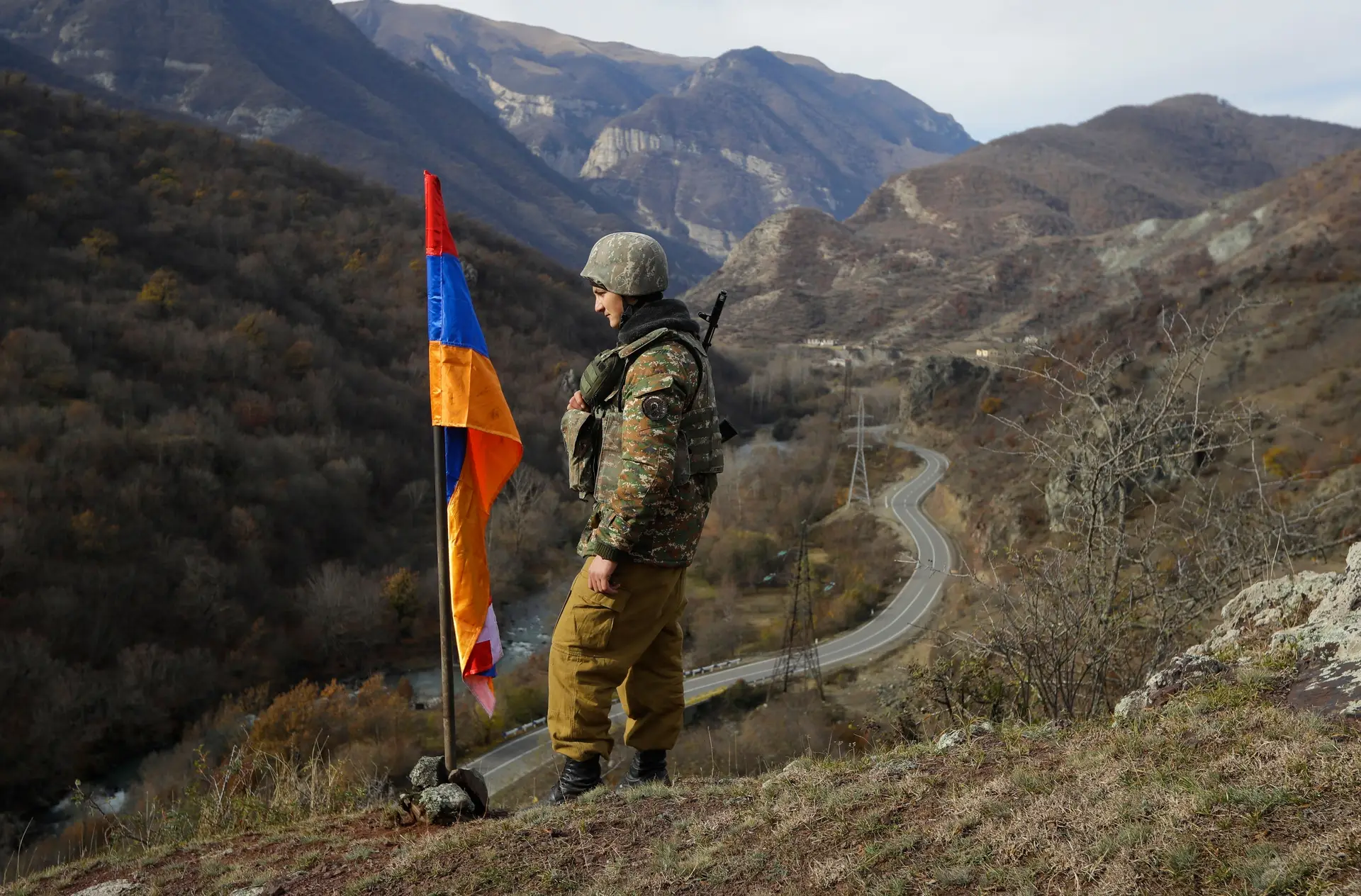 Soldado de etnia arménia no topo da colina perto de Charektar, na região separatista de Nagorno-Karabakh