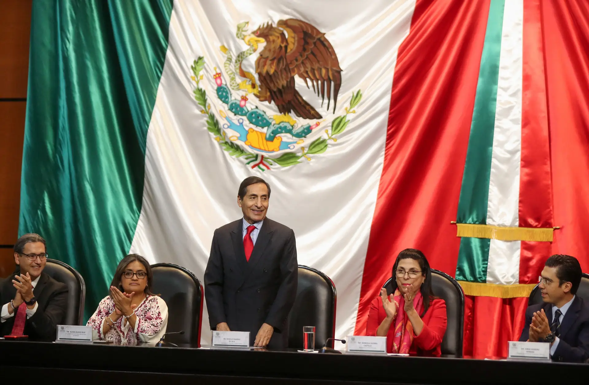 México: confrontos (físicos e verbais) no Congresso devido a gastos públicos do Governo
