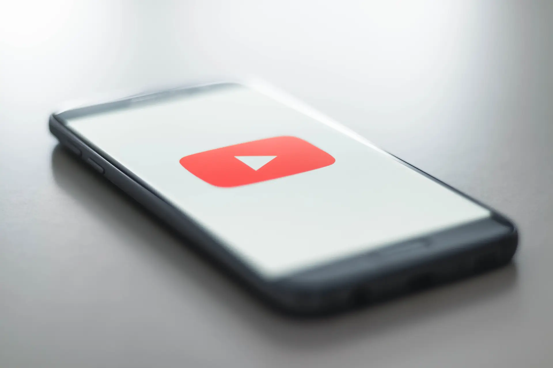 YouTube alerta para campanha de 'phishing' com vídeo gerado por IA