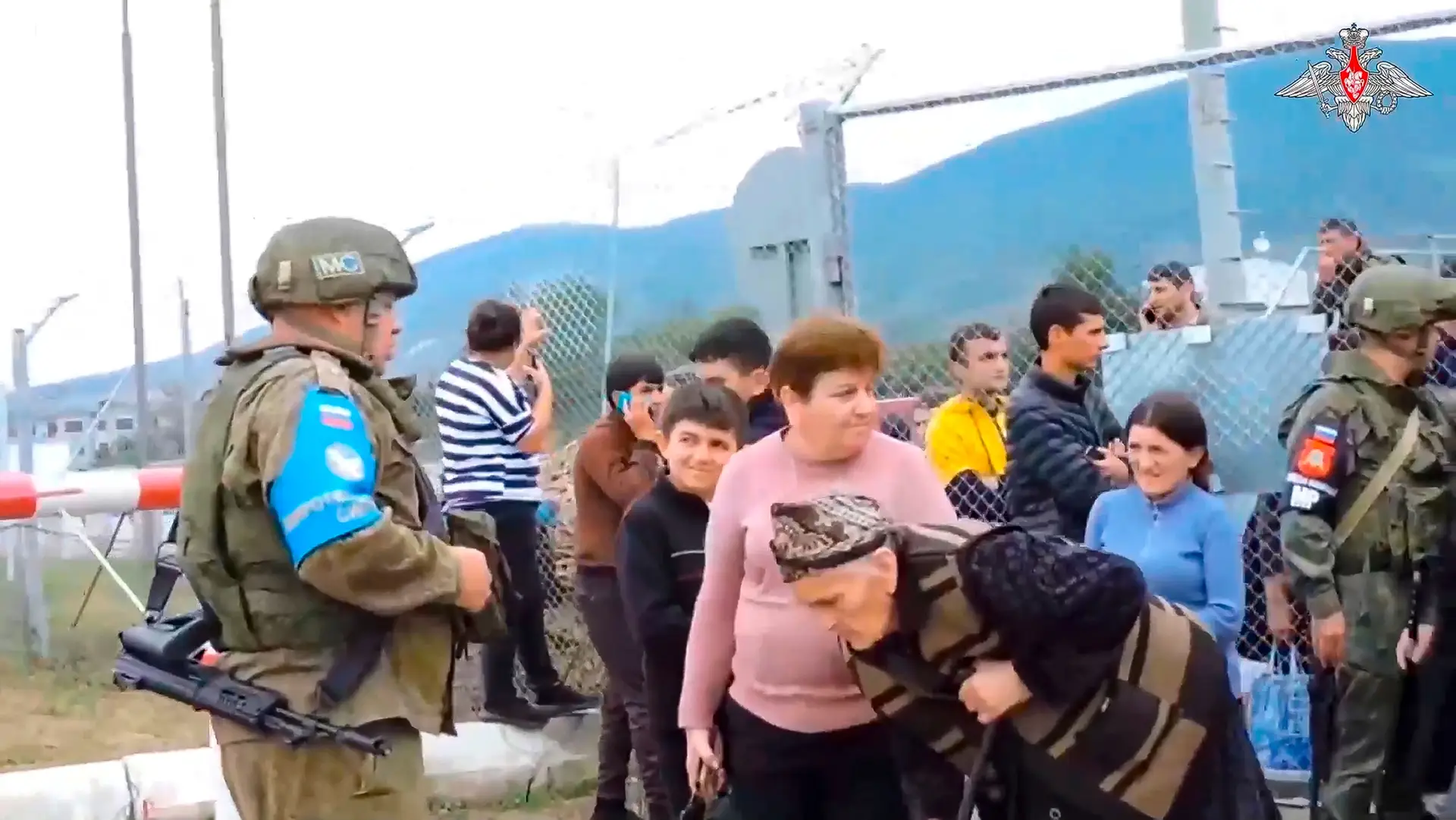 Soldados de uma missão de paz russa guardam uma cerca num campo perto de Stepanakert, Nagorno-Karabakh