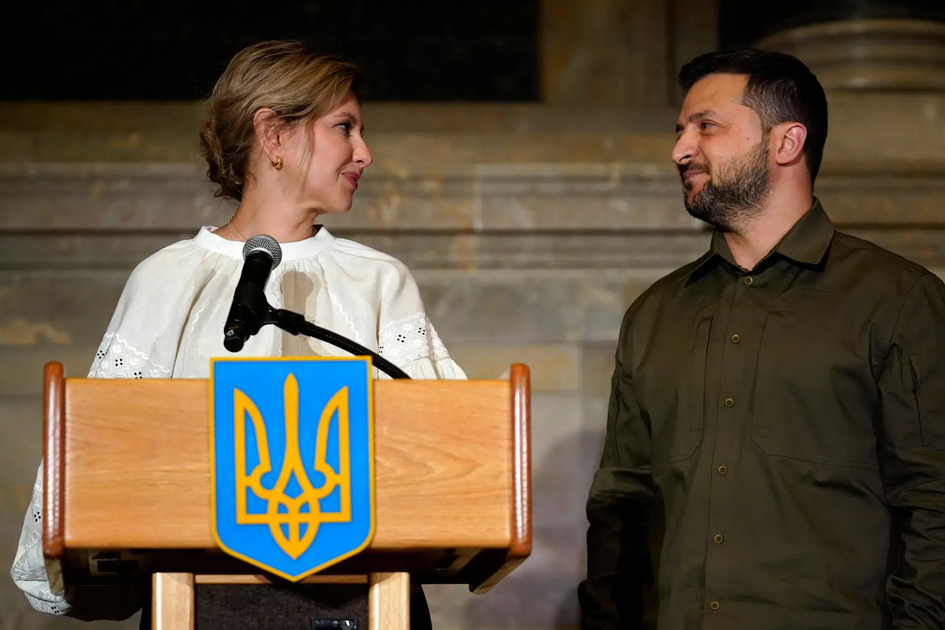 O Presidente ucraniano Volodymyr Zelensky e a mulher Olena Zelenska Arquivo Nacional em Washington, setembro 2023