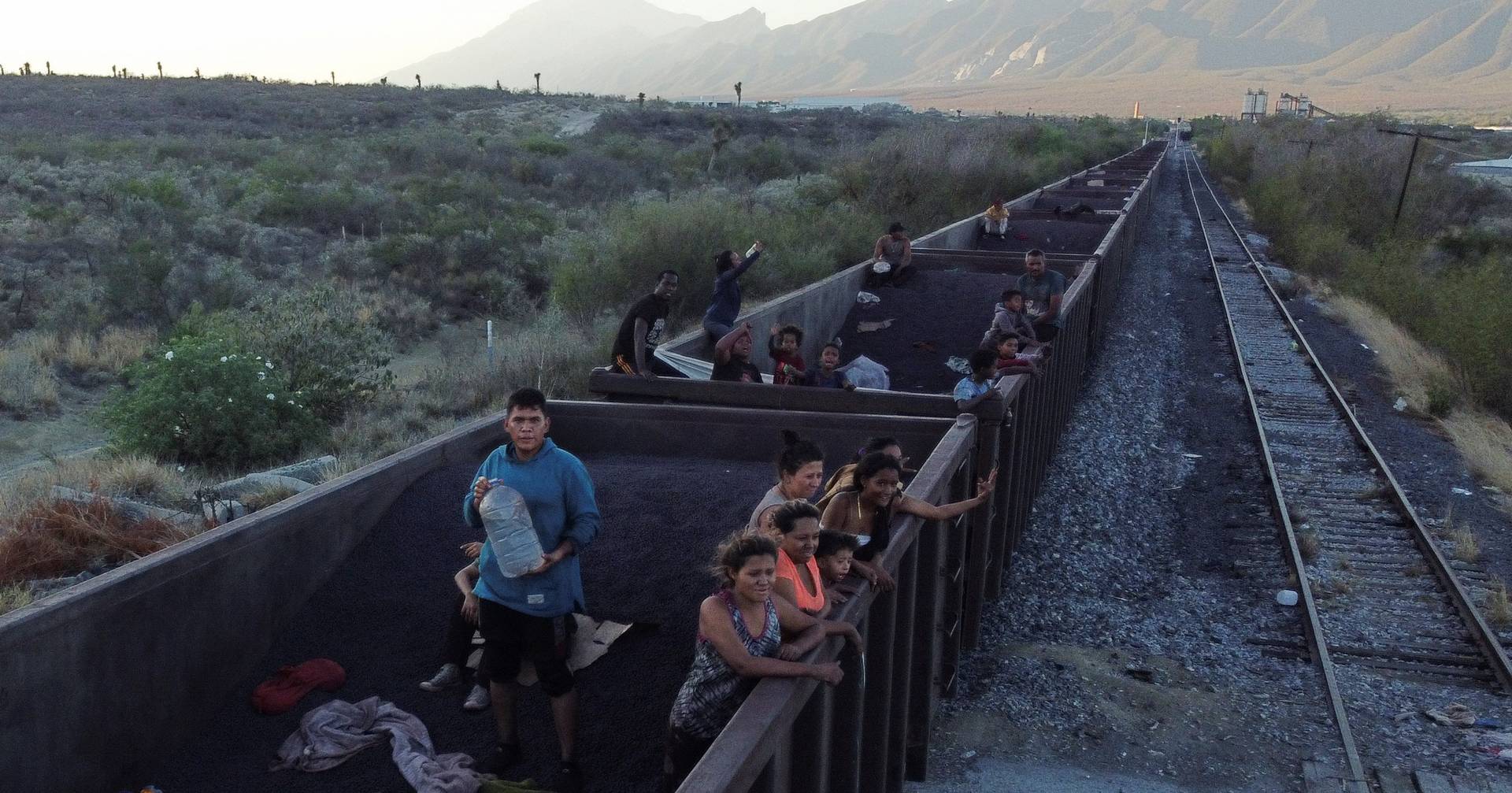 México impide que personas aborden trenes para llegar a Estados Unidos