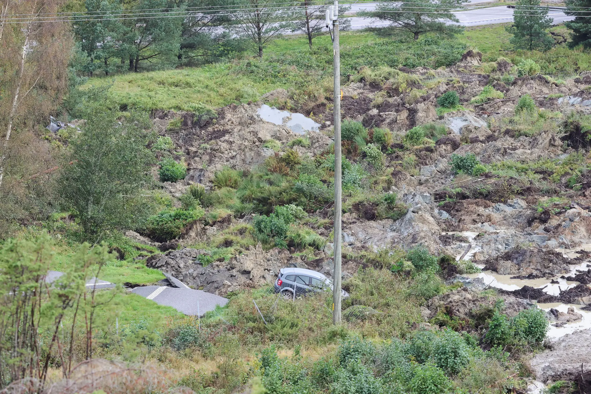 Deslizamento de terras na Suécia faz enorme buraco em autoestrada, pelo menos três feridos