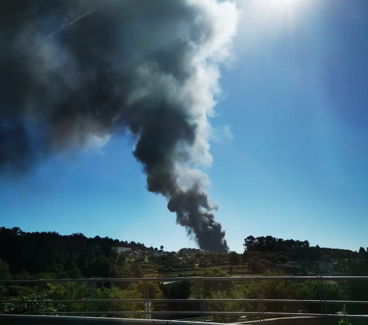 Incêndio deflagra em fábrica de pneus em Penafiel