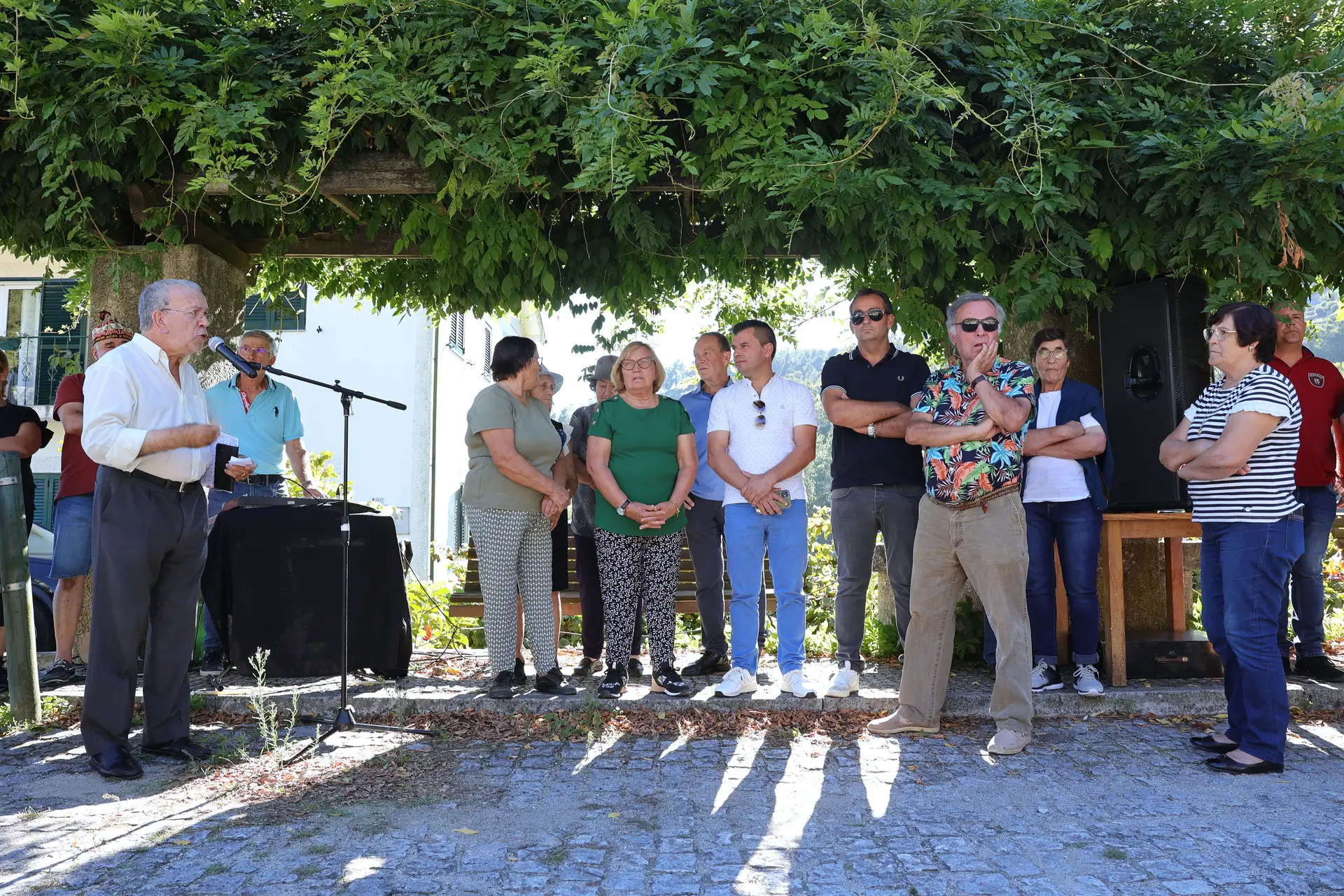 Mais de 50 pessoas contestam trasladação de Eça de Queiroz para Lisboa