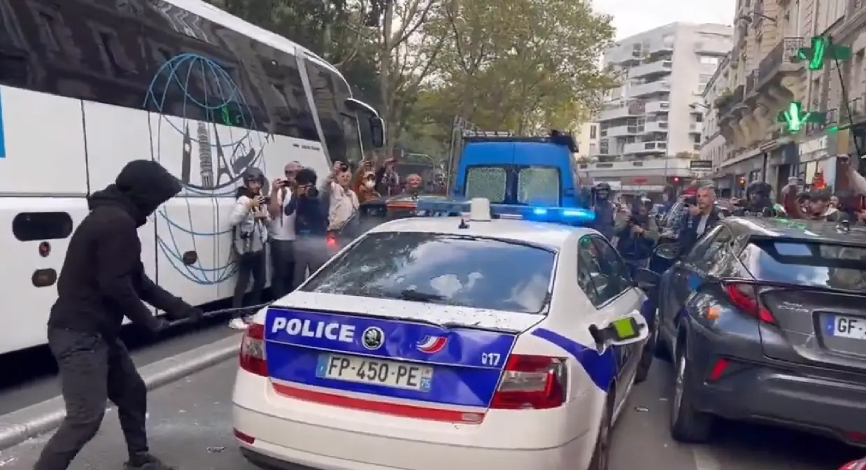 Violência em Paris: carro de polícia atacado “com barra de ferro”