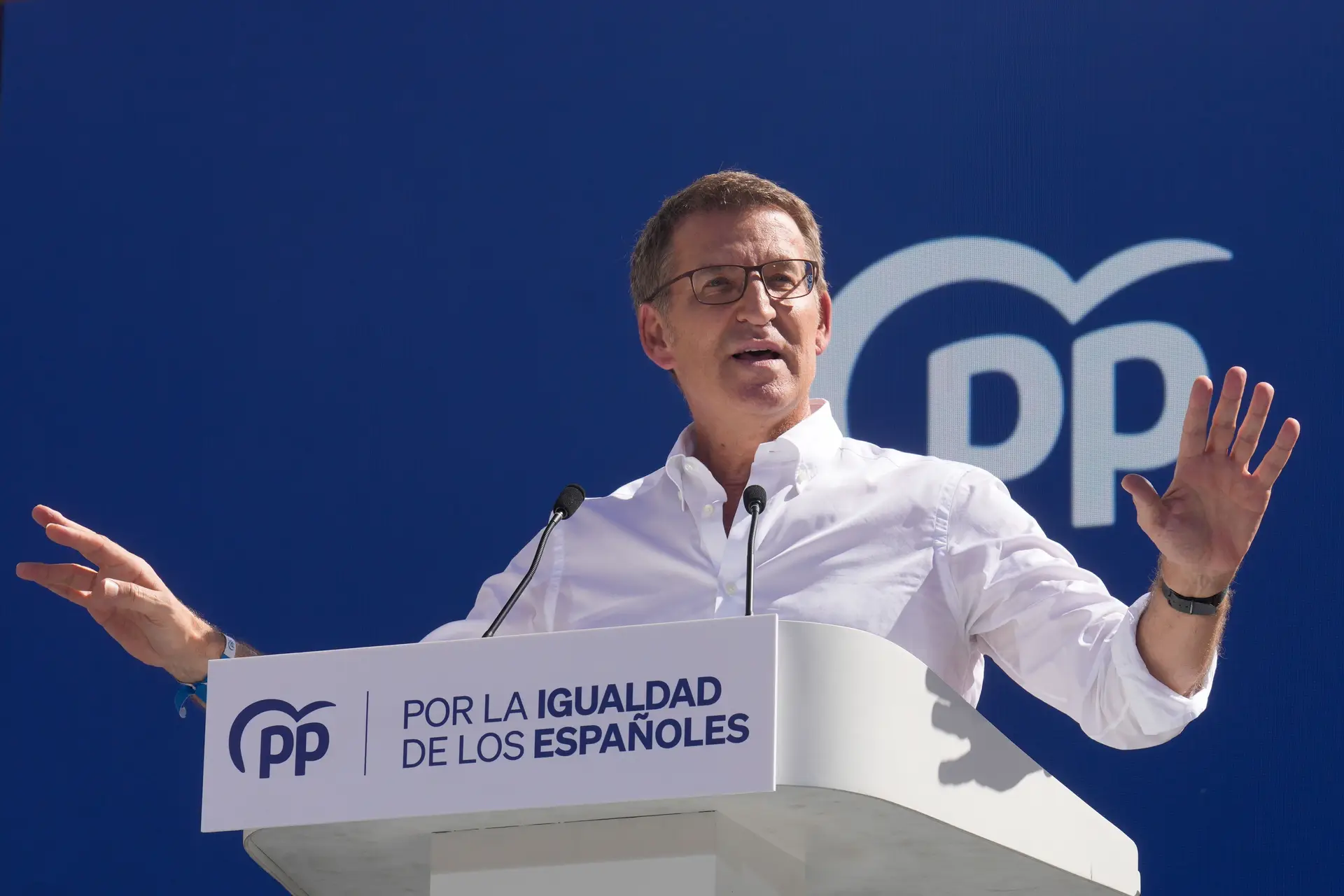 O presidente do Partido Popular (PP, direita), Alberto Núñez Feijóo, em Madrid, Espanha