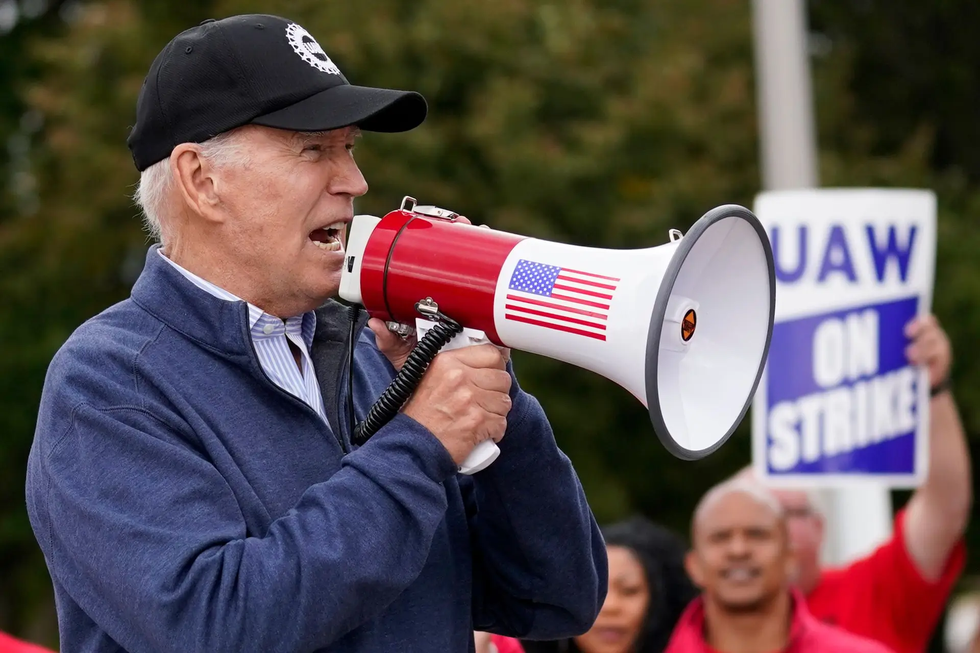 Algo nunca antes visto: Biden junta-se a piquete de greve e apoia sindicato do setor automóvel