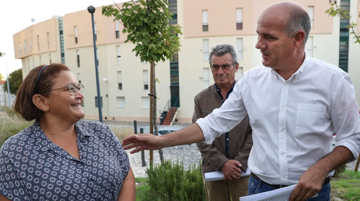 O secretário-geral do PCP, Paulo Raimundo (D), contacta com utentes do Centro de Saúde de Marvila, no âmbito da campanha "Viver melhor na nossa terra", Lisboa