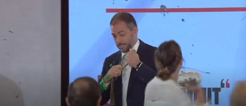 Ministro do Ambiente atacado em palco com tinta verde
