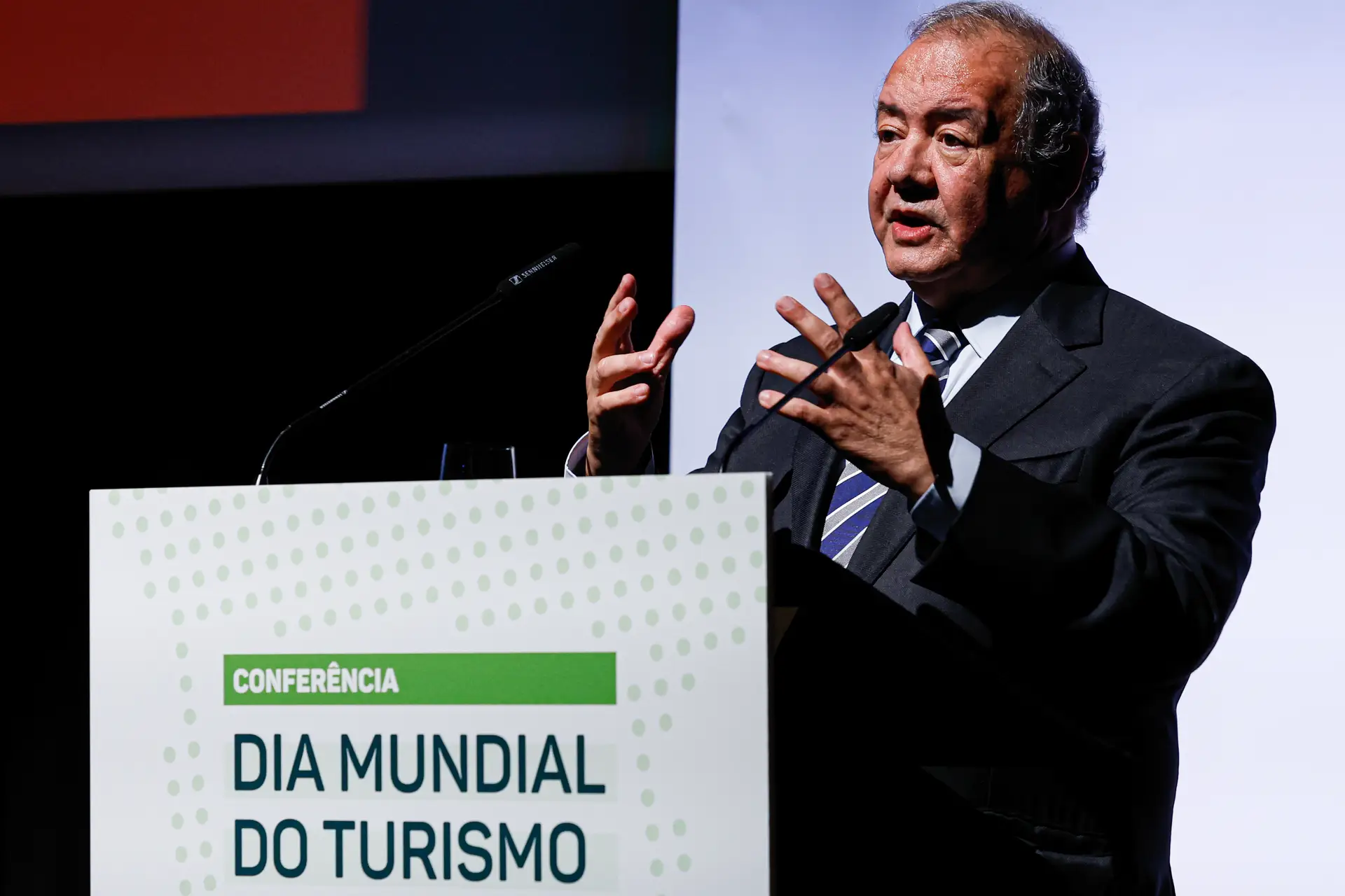 António Costa Silva discursa durante a sessão de abertura da Conferência da Confederação do Turismo de Portugal.