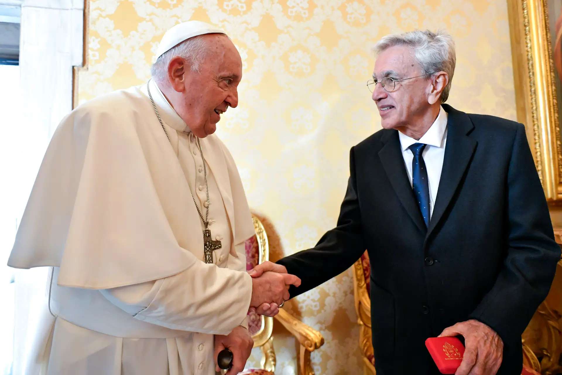 Papa Francisco recebe Caetano Veloso no Vaticano