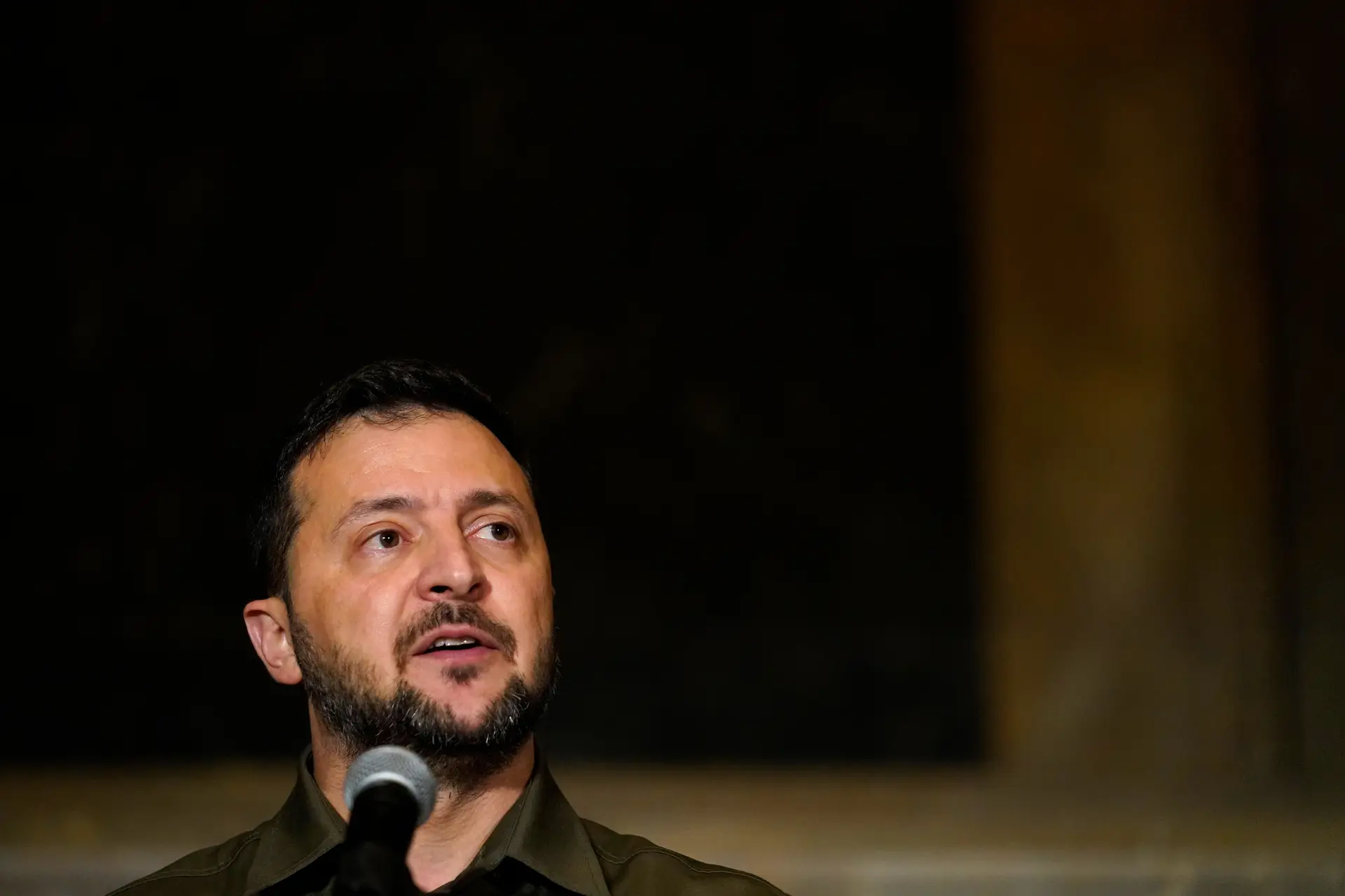 Zelensky diz que Rússia irá tentar destruir sistema elétrico ucraniano este inverno