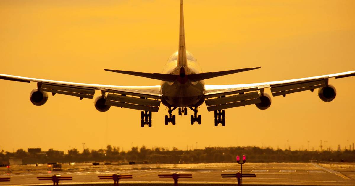 Emirados retomam operações aéreas e companhias indianas anunciam cortes de voos