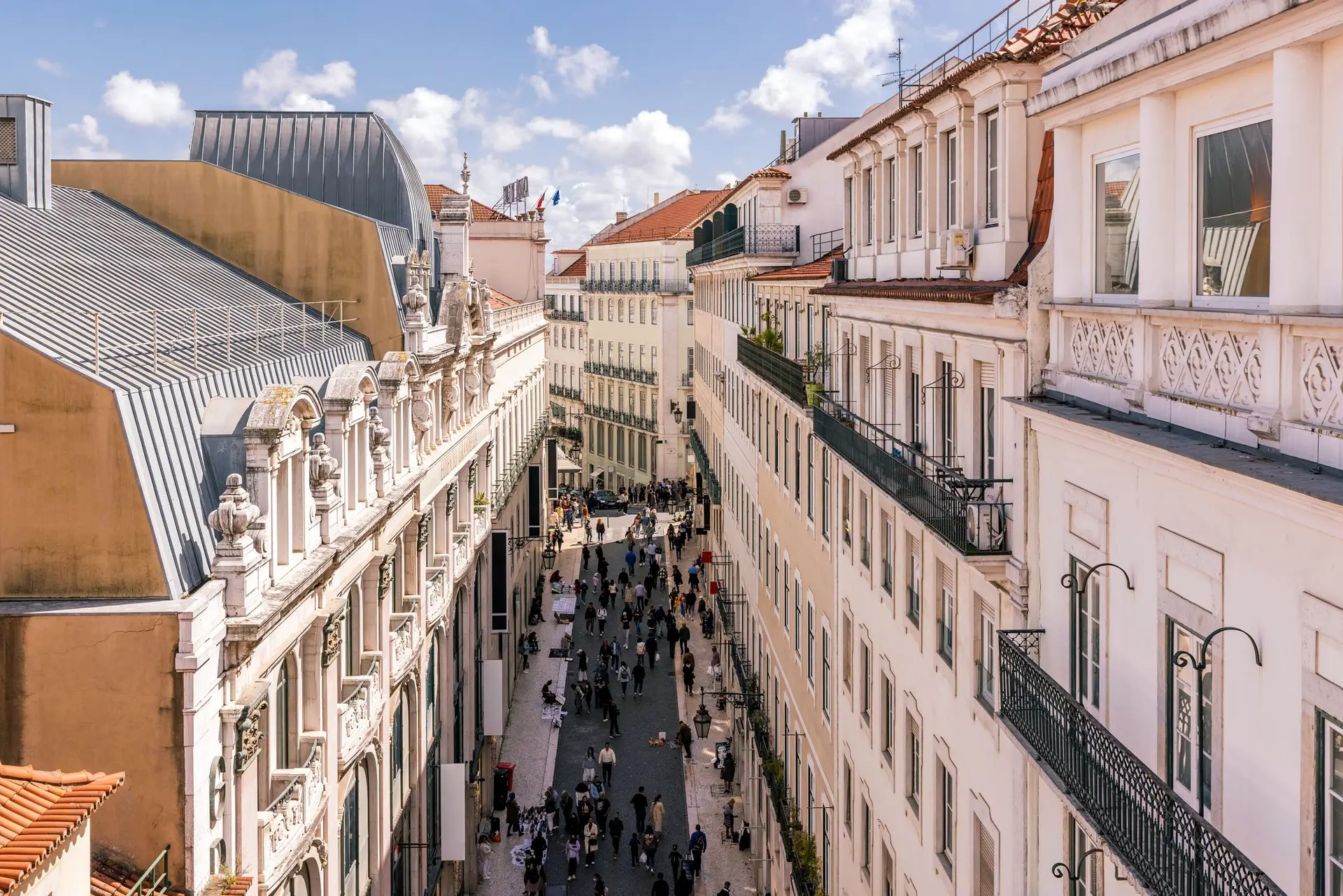 Prédio que ardeu em Lisboa é da Câmara e era frequentado por consumidores de droga
  #ÚltimasNotícias #lisboa