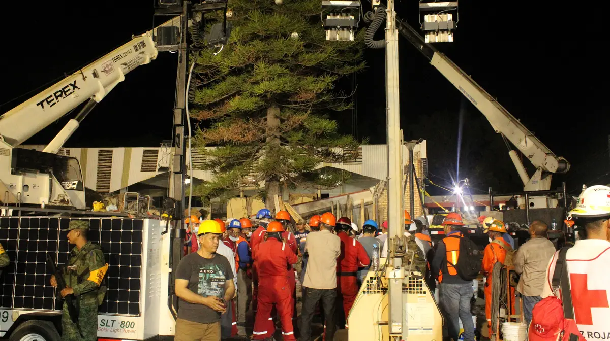 Equipa de resgate a trabalhar próximo à igreja, após o desabamento do telhado, em Ciudad Madero, no estado de Tamaulipas.