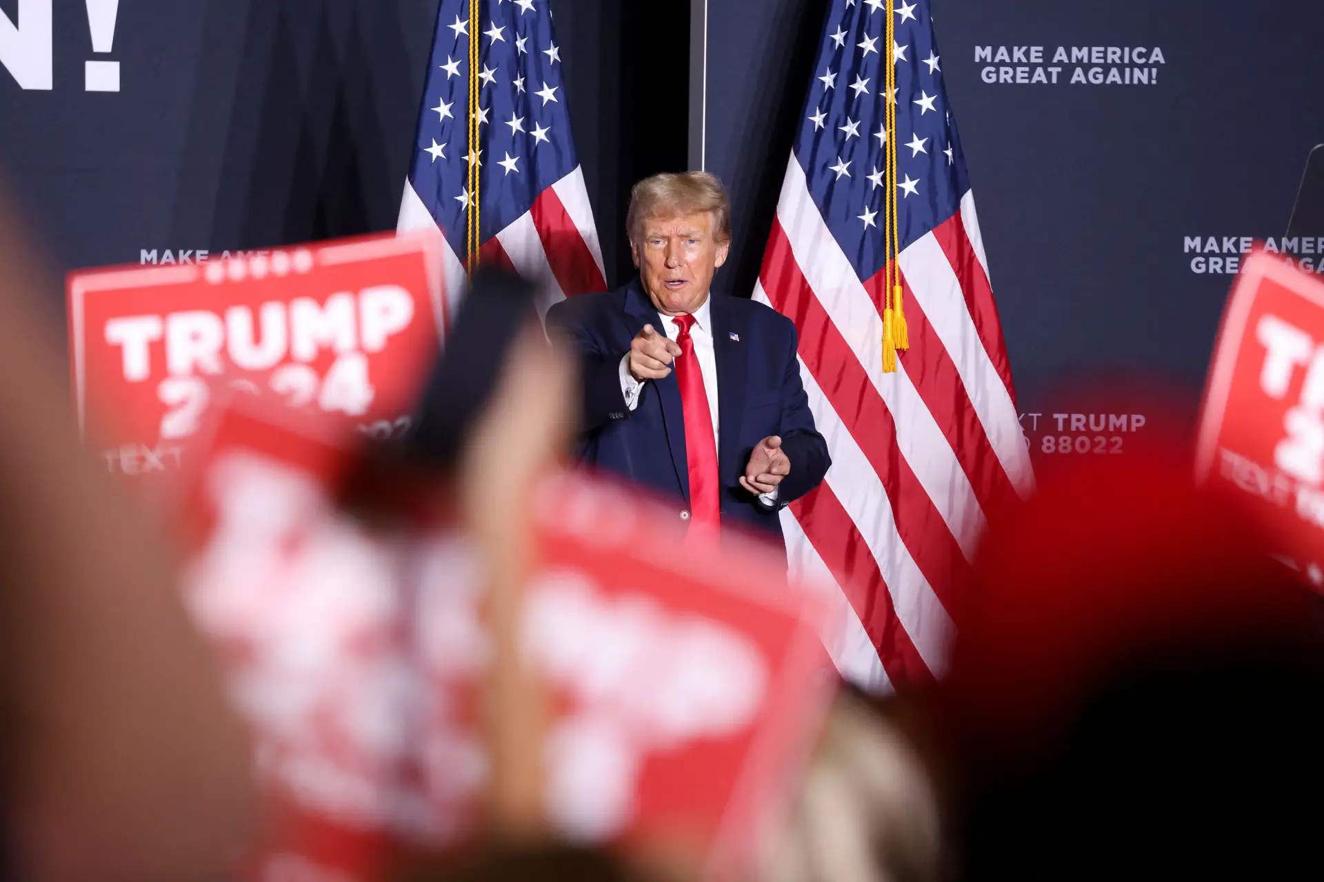 Começam as primárias nos EUA: Trump mantém-se favorito