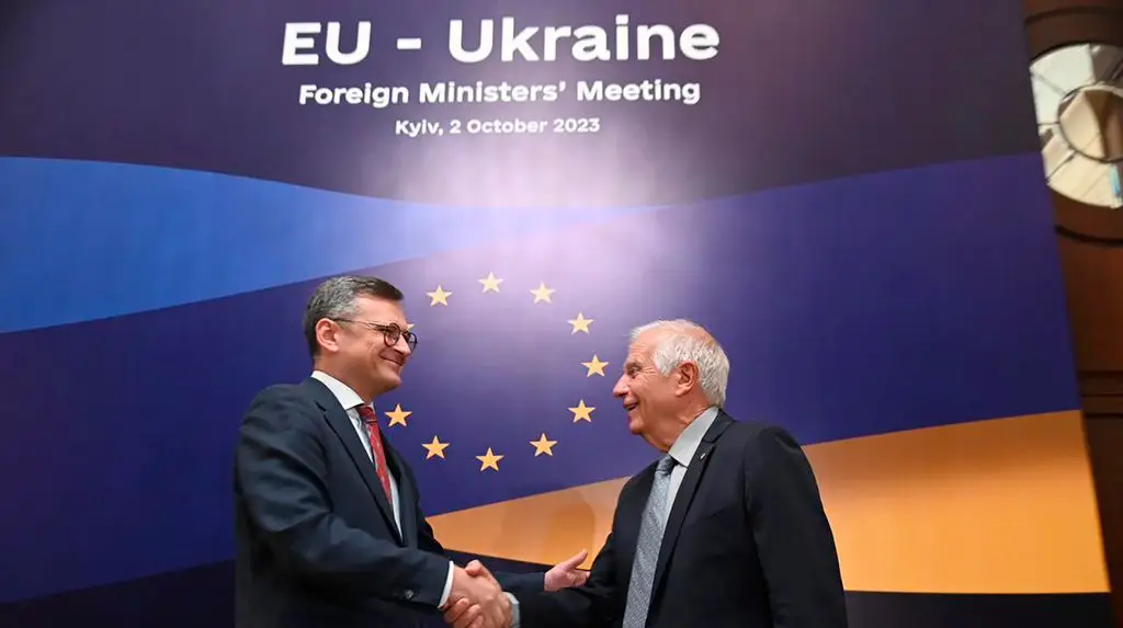 O ministro ucraniano de Exteriores, Dmytro Kuleba, à esquerda, e o Alto Representante de Assuntos Exteriores, Josep Borrell.