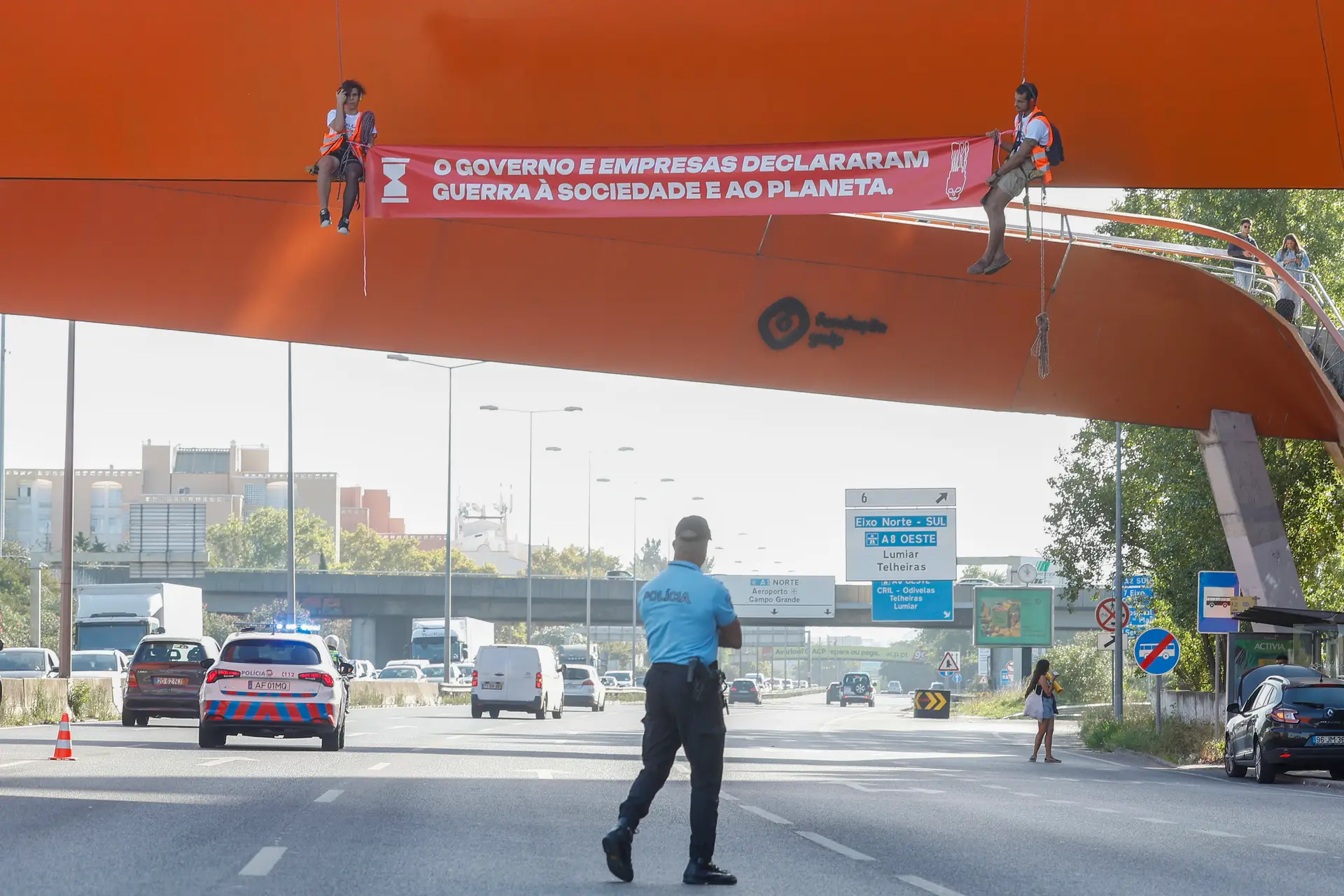 Ativistas ambientais pendurados na ponte pedonal do Segunda Circular cortaram três das quatro faixas de trânsito no sentido Benfica-Aeroporto, em Lisboa