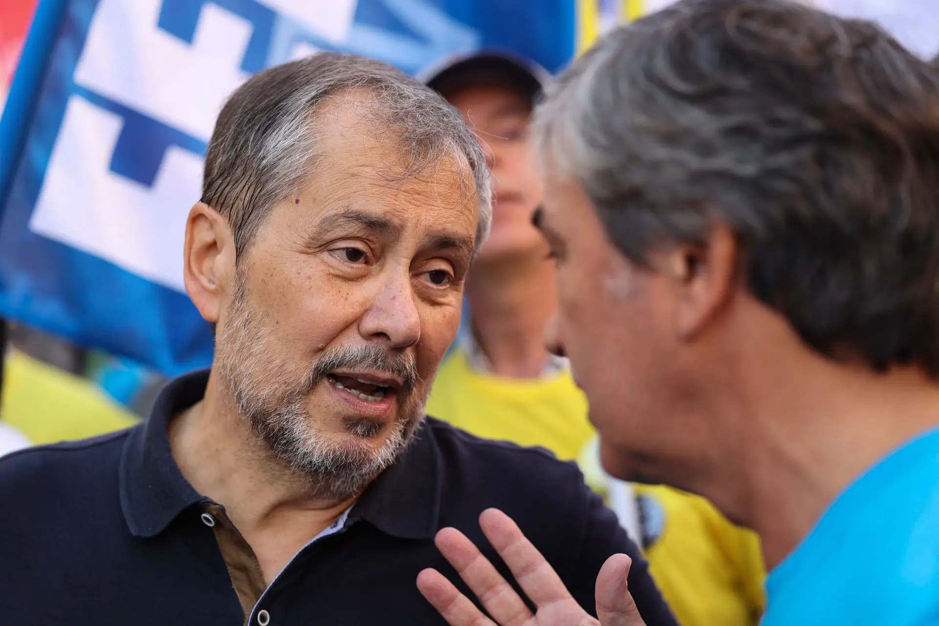 Mário Nogueira conversa com participante da manifestação organizada em convergência entre nove organizações sindicais de docentes.