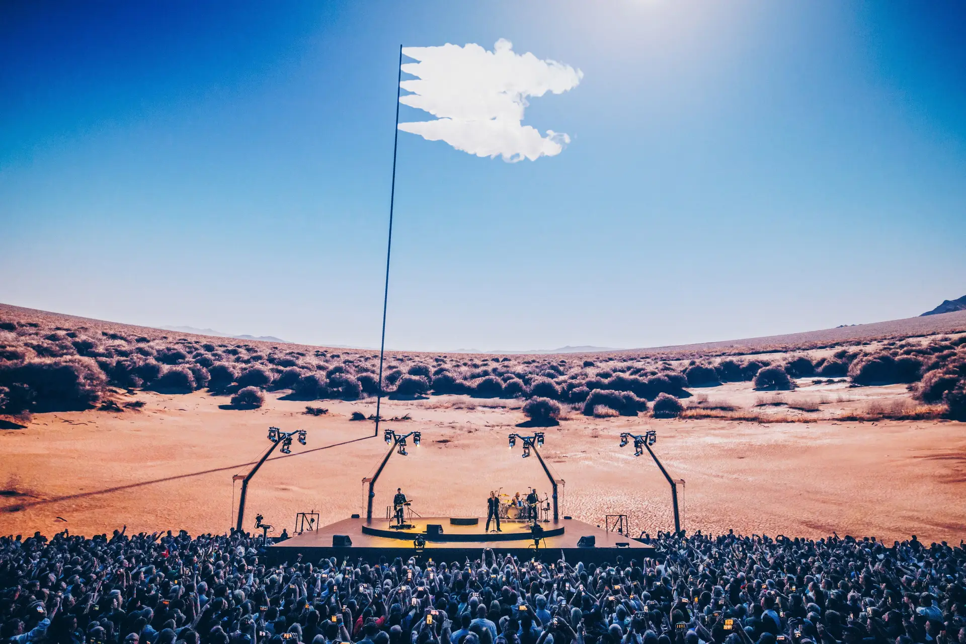 U2 deslumbram 18 mil pessoas na monumental sala esférica de Las Vegas ...
