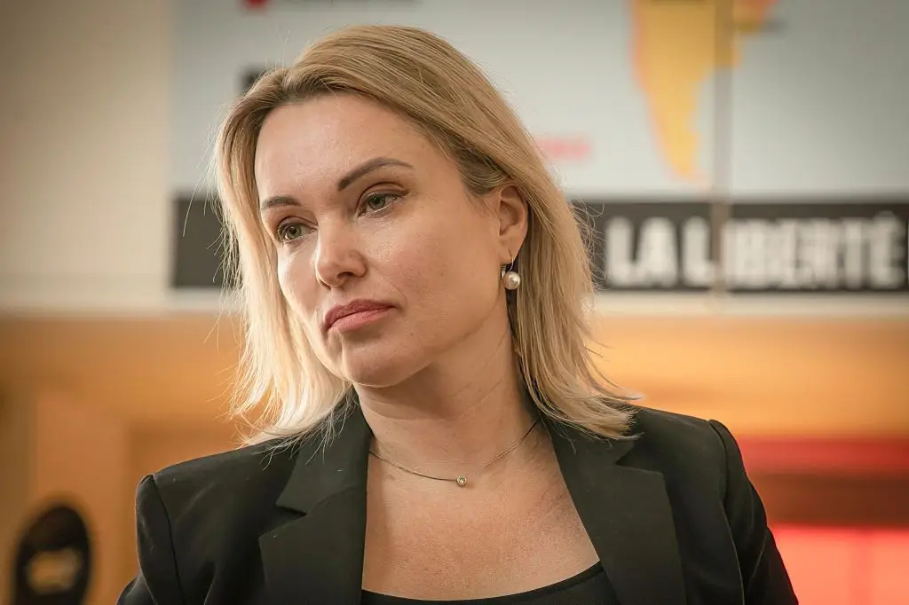 Jornalista condenada à revelia por protesto na TV russa contra a guerra
